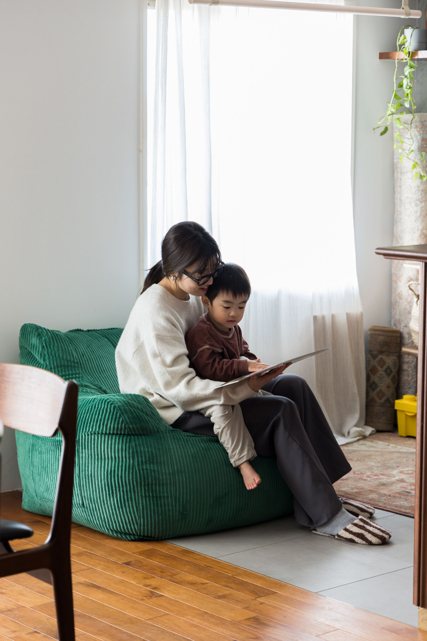 早矢さんと３歳の長男。Toolboxのカーテンを天井下からかけ、やわらかな光の入り方を楽しんでいる。