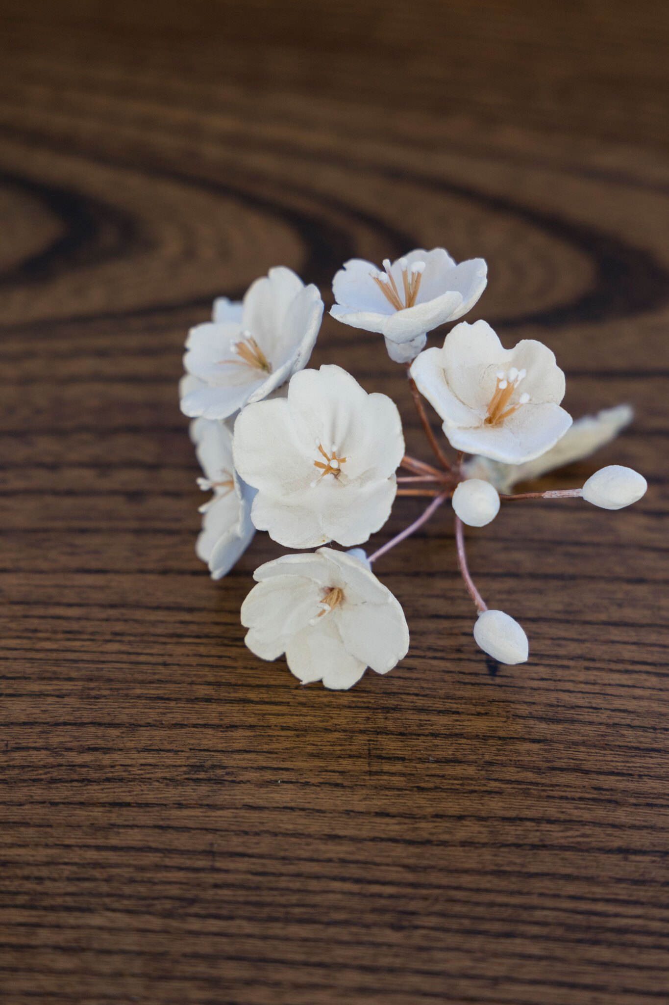 桜を、正麩糊、和紙屑、粘土を混ぜ合わせる紙塑の技法で仕立てた。