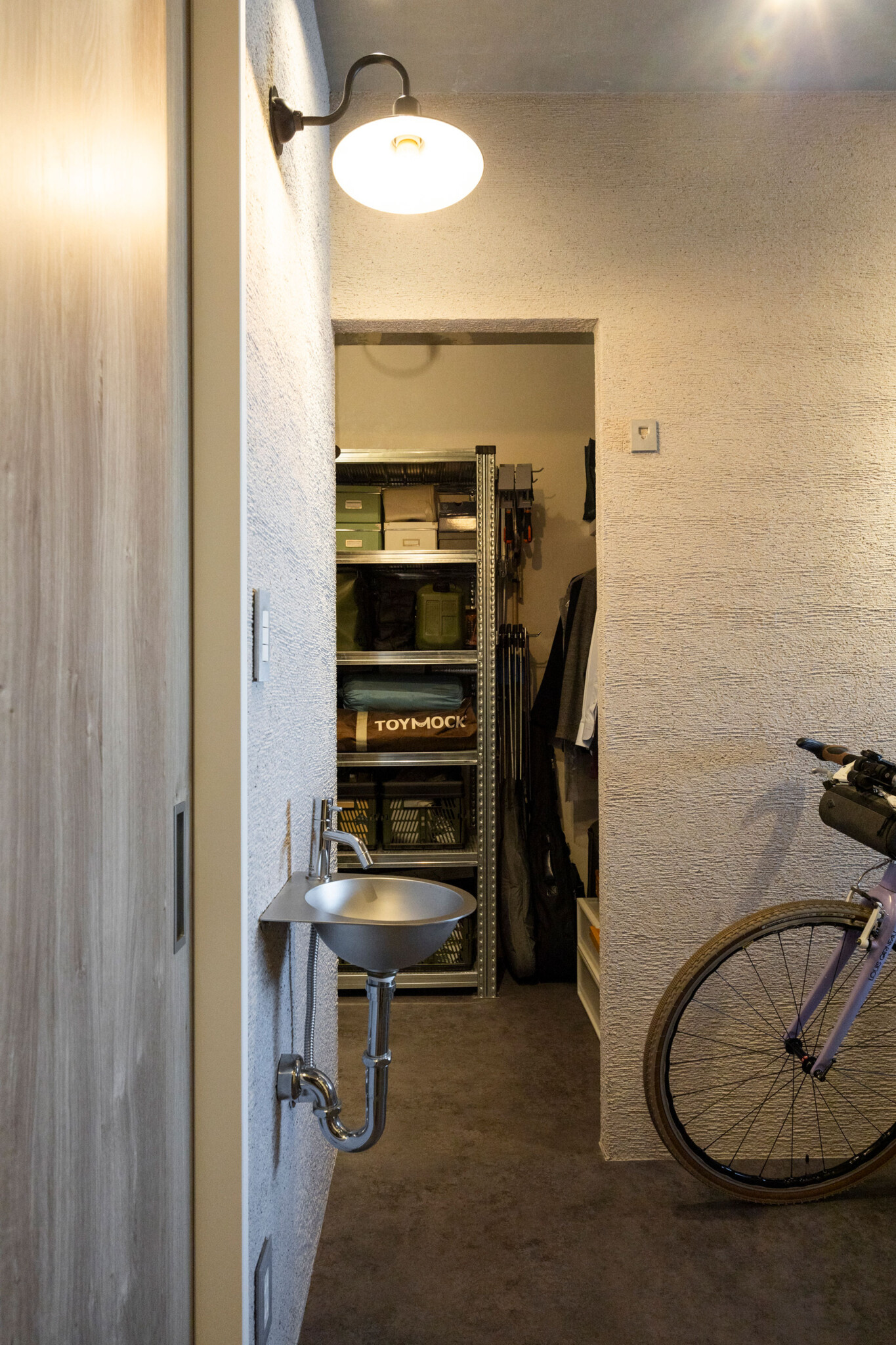 外灯用のライトにステンレスの手洗い。屋外で作業をしている雰囲気に。
