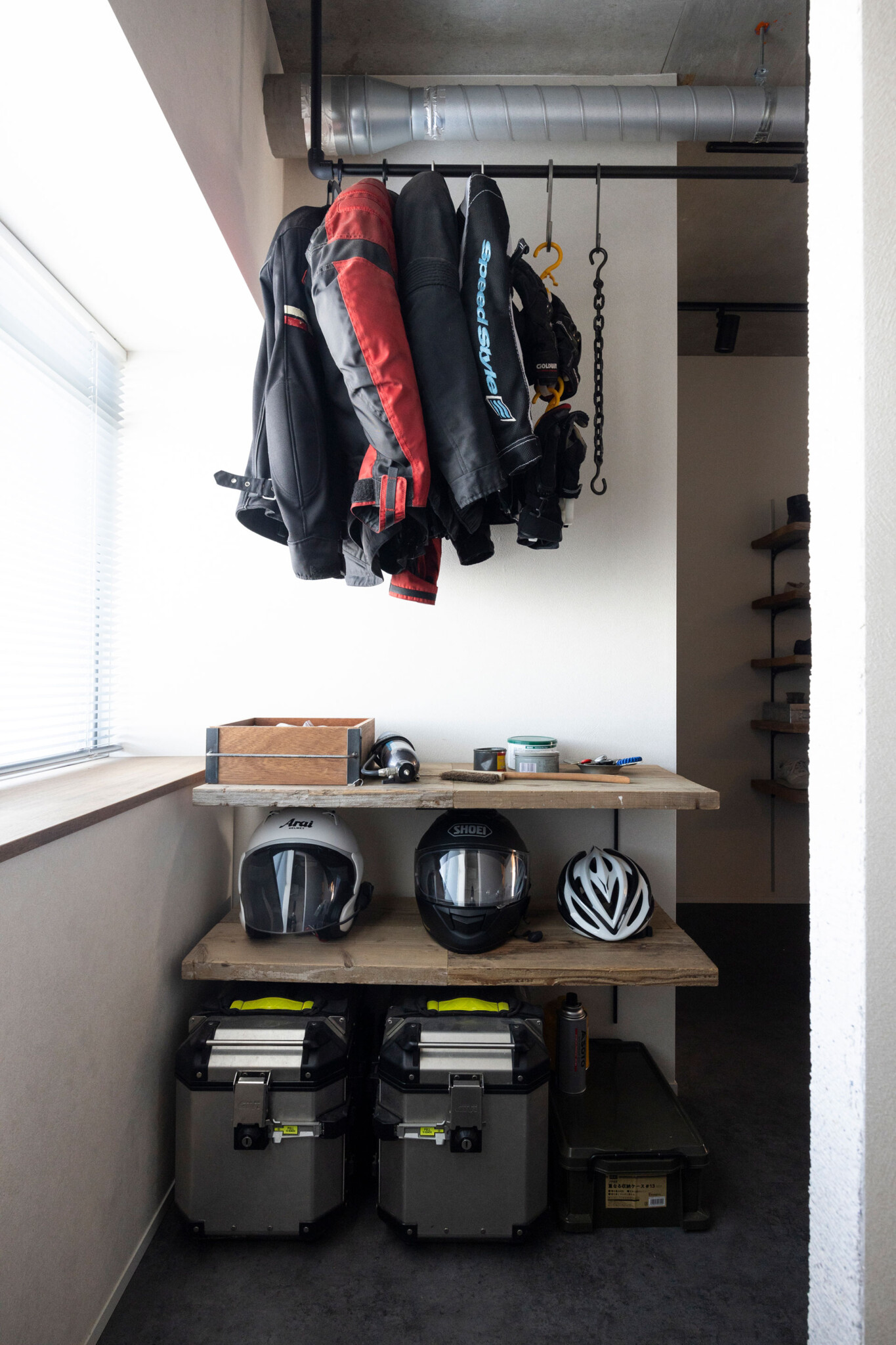 バイクのウエアなどをかけておくコーナー。棚はDIYで。