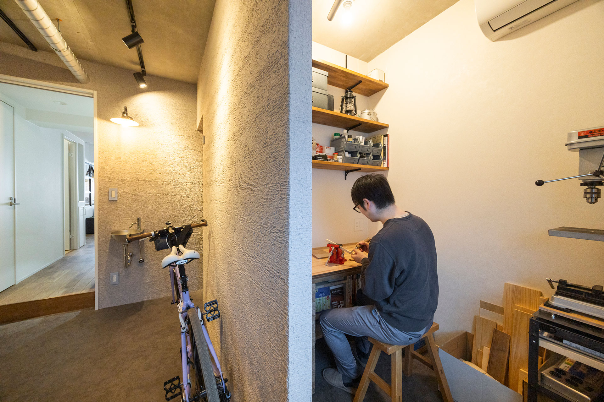 DIYを楽しむ工作室。リモートワークもここで行う。机は、作業しやすいよう自ら補強した。