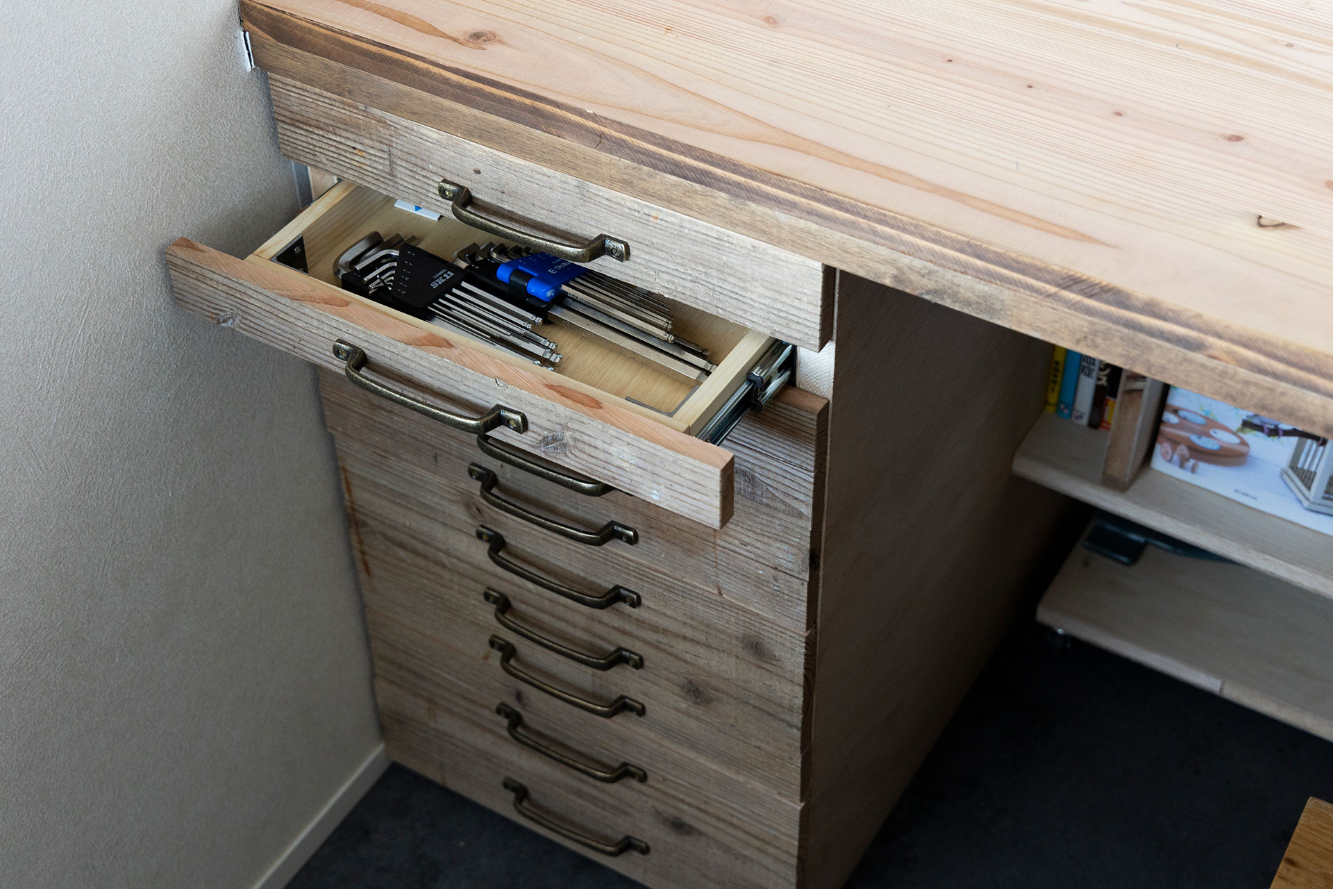 工作室の引き出しもDIY。工具を収めやすいよう浅めに設計し、ソフトクローズにこだわった。