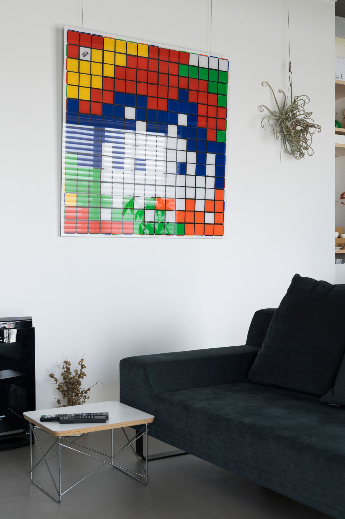 空間のコンセプトを集約するかのようなアートは、フランス人ストリートアーティストInvaderの「Rubik Camouflage」。