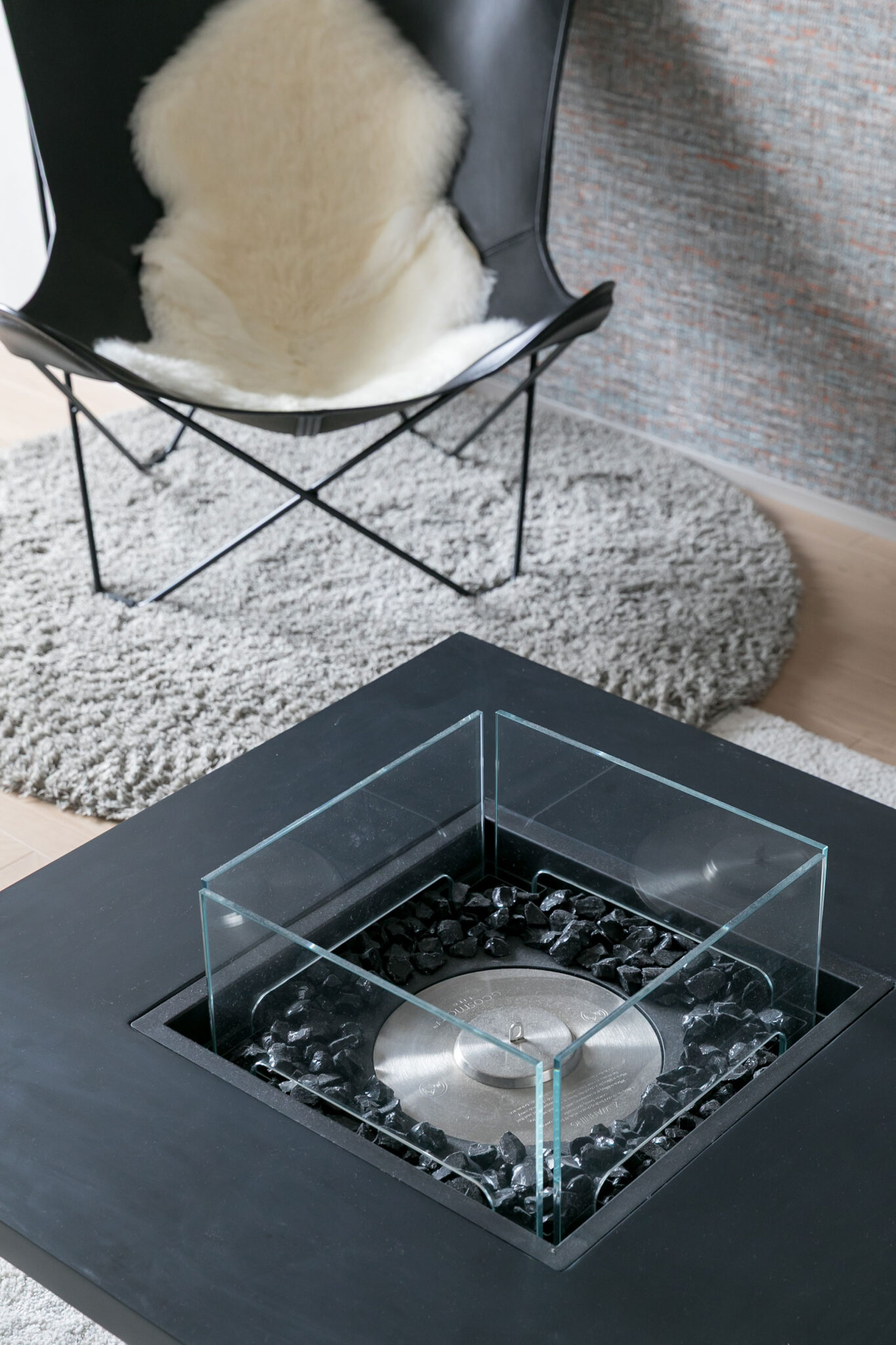 バイオエタノール暖炉「EcoSmart Fire」と、以前から妻が憧れていたという「バタフライチェア」。