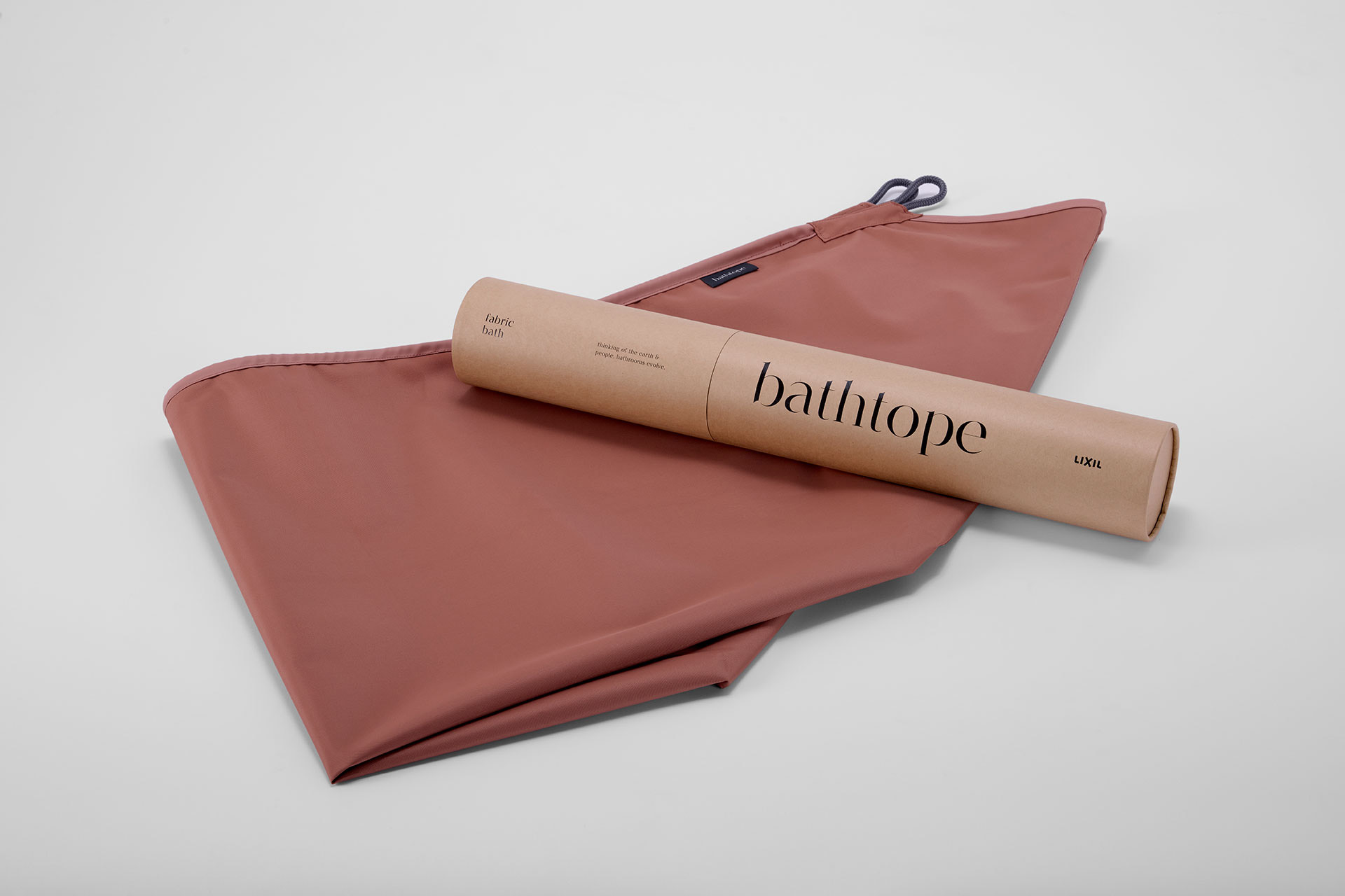 fabric bathは筒状の梱包材に入れて販売。