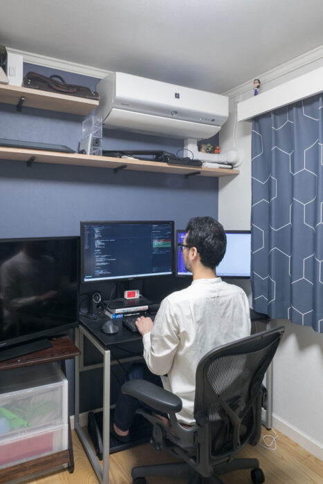 玄関脇に自転車を収納できるスペースを作った。正面の扉の奥が正康さんのワークスペース。