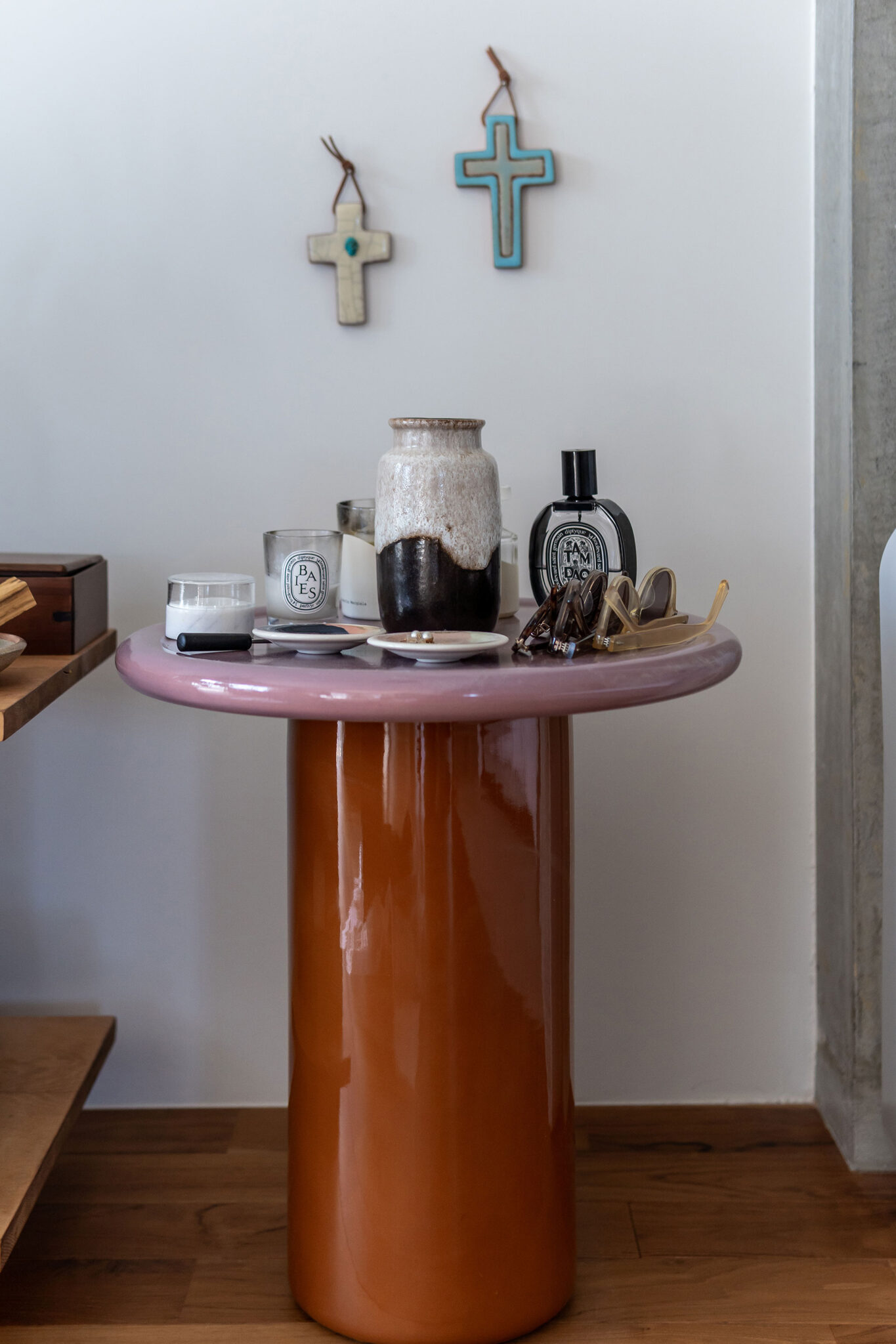 THE CONRAN SHOPで購入した「COLLAGERIE」には、キャンドルや香水など香りものをディスプレイ。