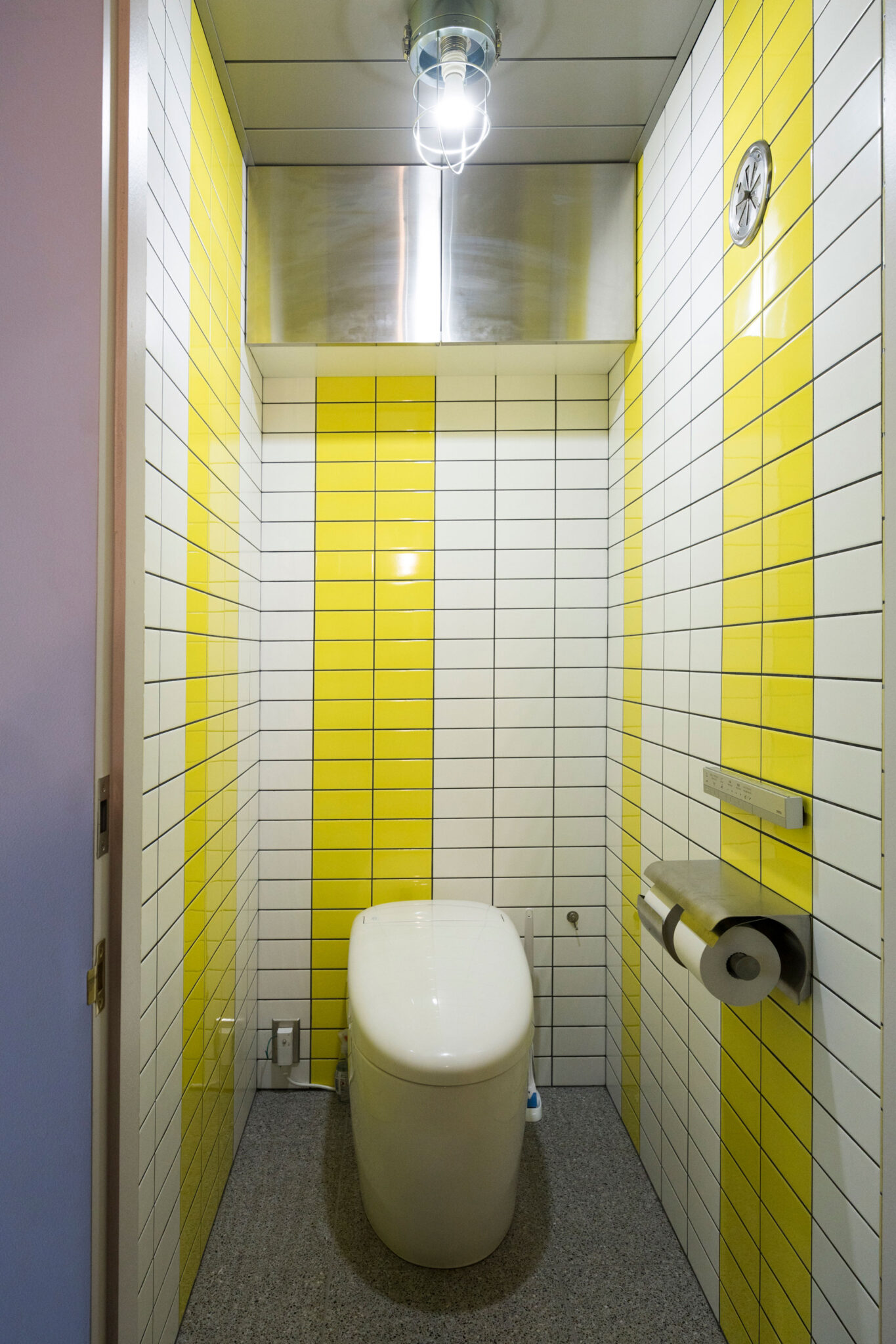 「閉鎖空間なので好きなことをしてみたかった」とご主人が語るトイレは、とある駅がテーマ! 床には公共施設でよく使われるテラゾータイルを使用。壁のタイルは駅に電話をして素材やメーカーを問い合わせたそう。遊び心が溢れている。