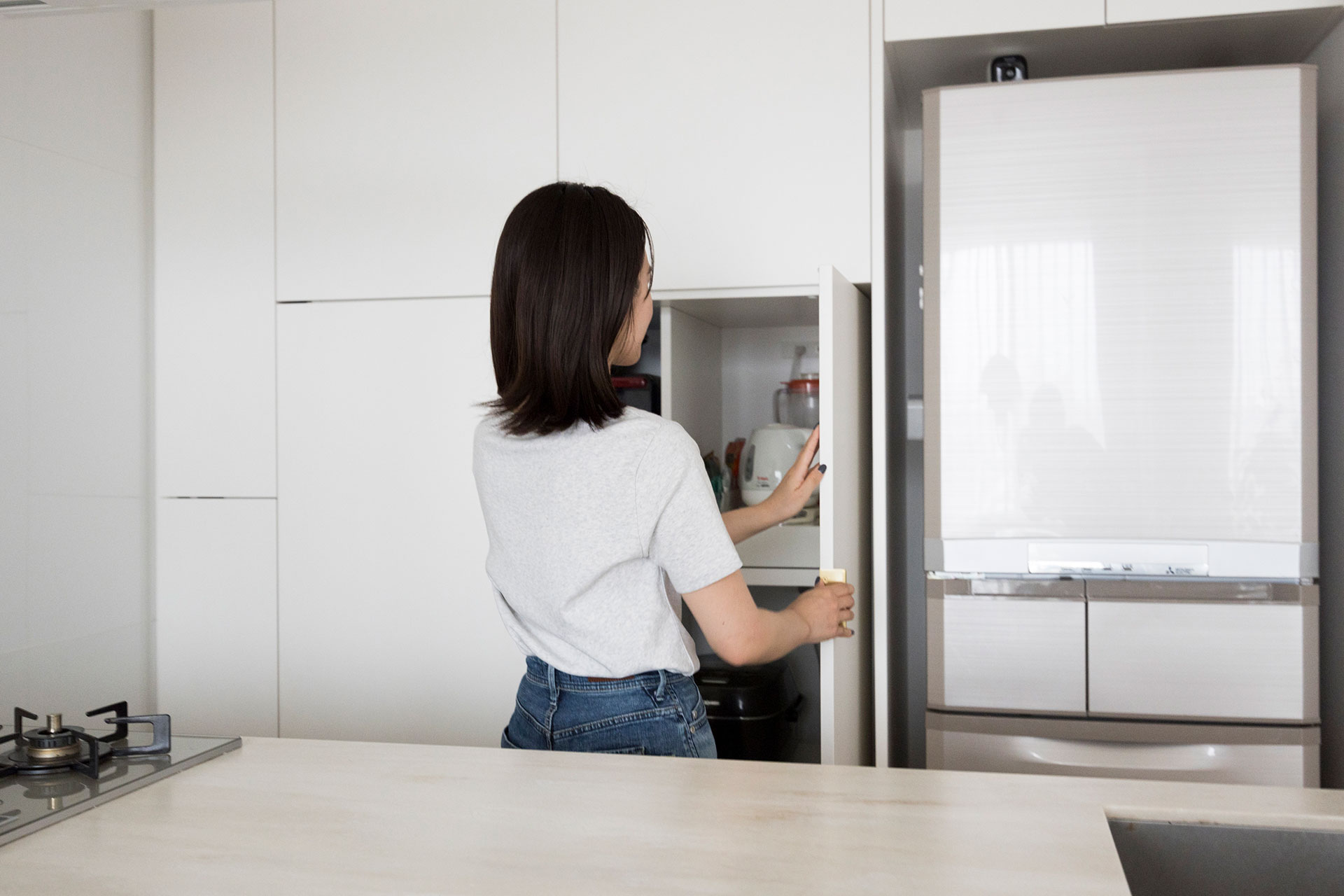 家電使用時は、カップボードの扉をすっきりと縦にしまい込めるので調理中も邪魔にならない。