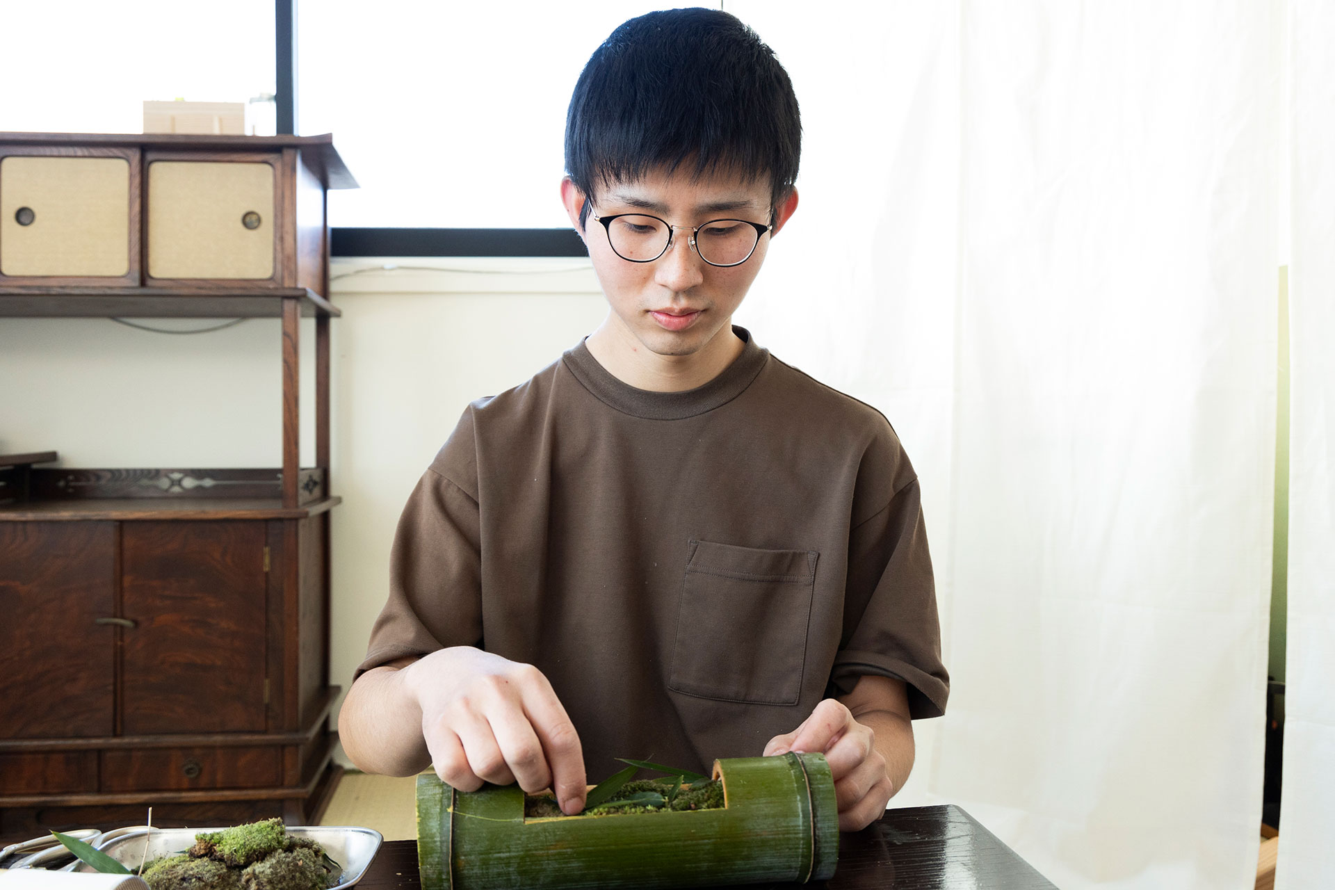 『花屋 務』の橋本冠斗さん。季節のしつらえを発信・販売。ワークショップやイベント、ホテルやショップの装花で活躍中。