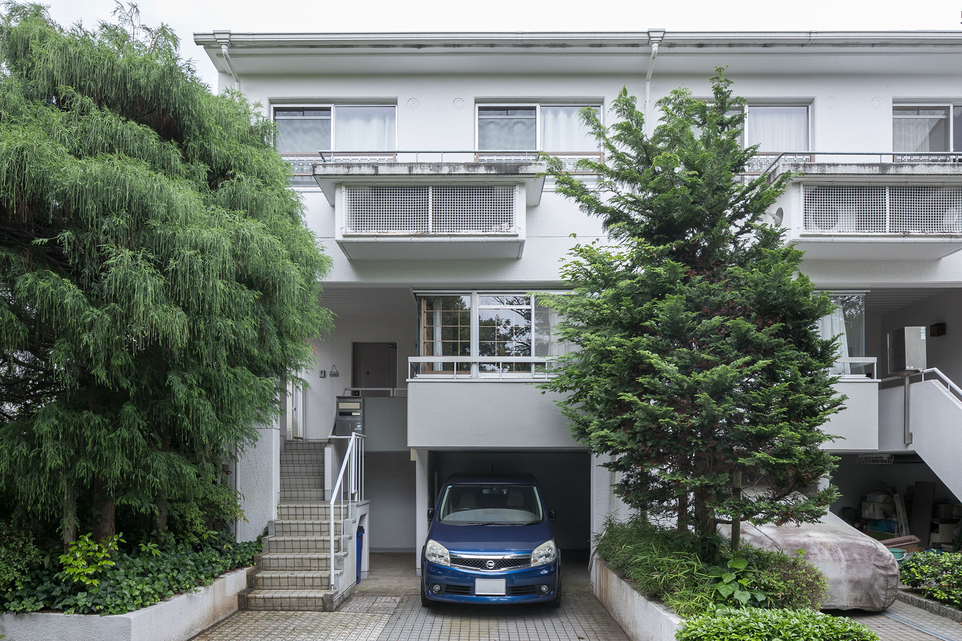 複数の住まいが連なるタウンハウス。集合住宅ながら専用の庭や玄関があり、戸建のような感覚で暮らすことができる。