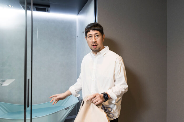 LIXIL浴室事業部 デザイングループの長瀬徳彦さん。システムバスルーム、単体の浴槽を含めてバスまわりのデザインに携わる。