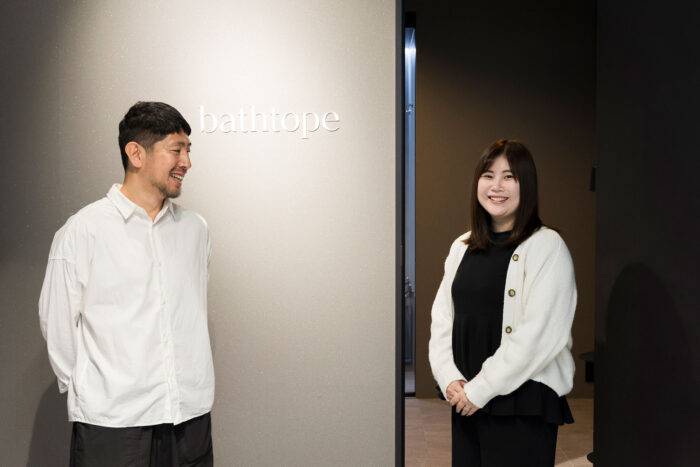 <ハレの日>にはキャンプのハンモック感覚で、ワクワク感を感じてほしい、というおふたり。個性的なバスライフを刺激するユニークなバスルームが誕生。『bathtope』