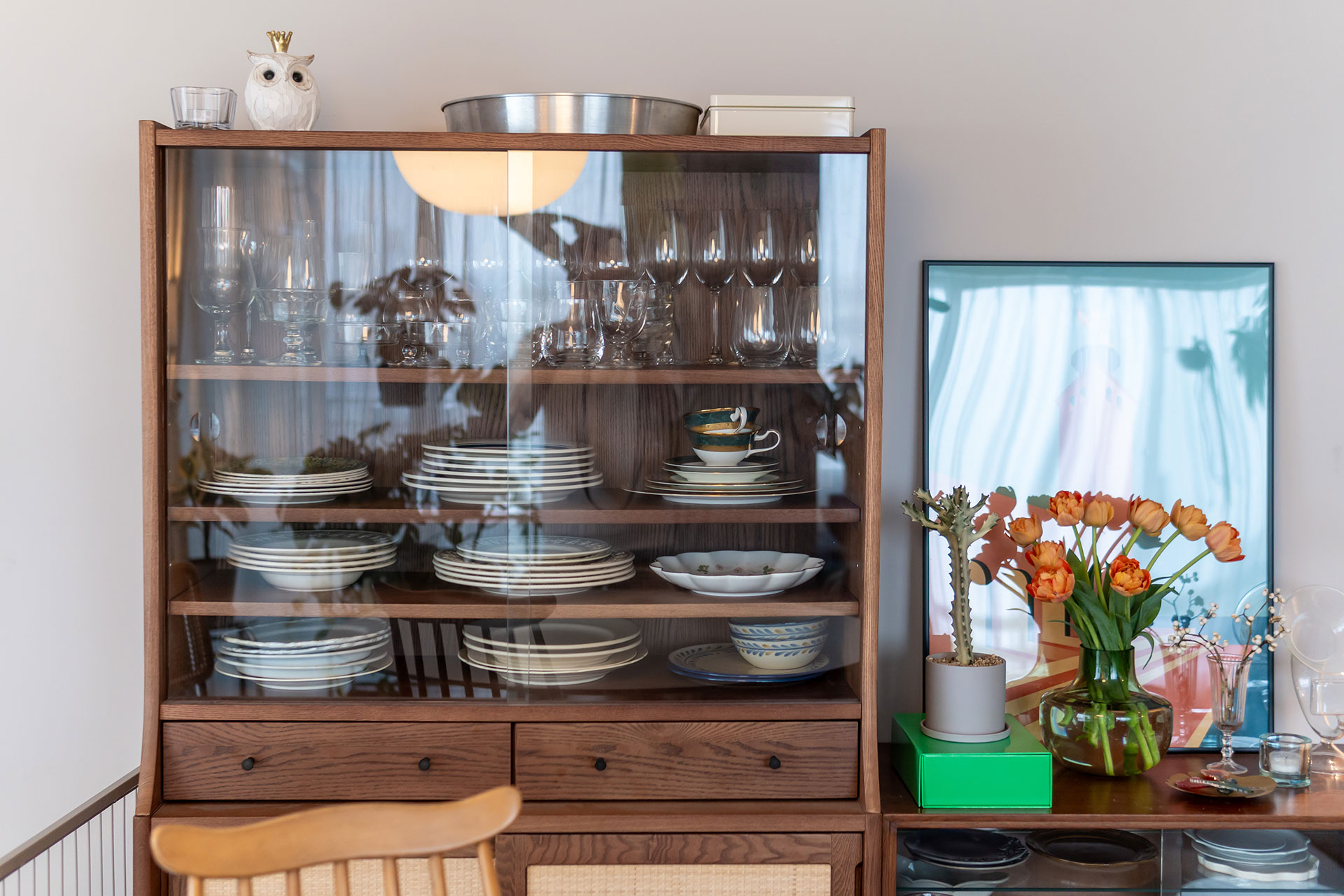 食器棚は「ACME FURNITUIRE」のもの。