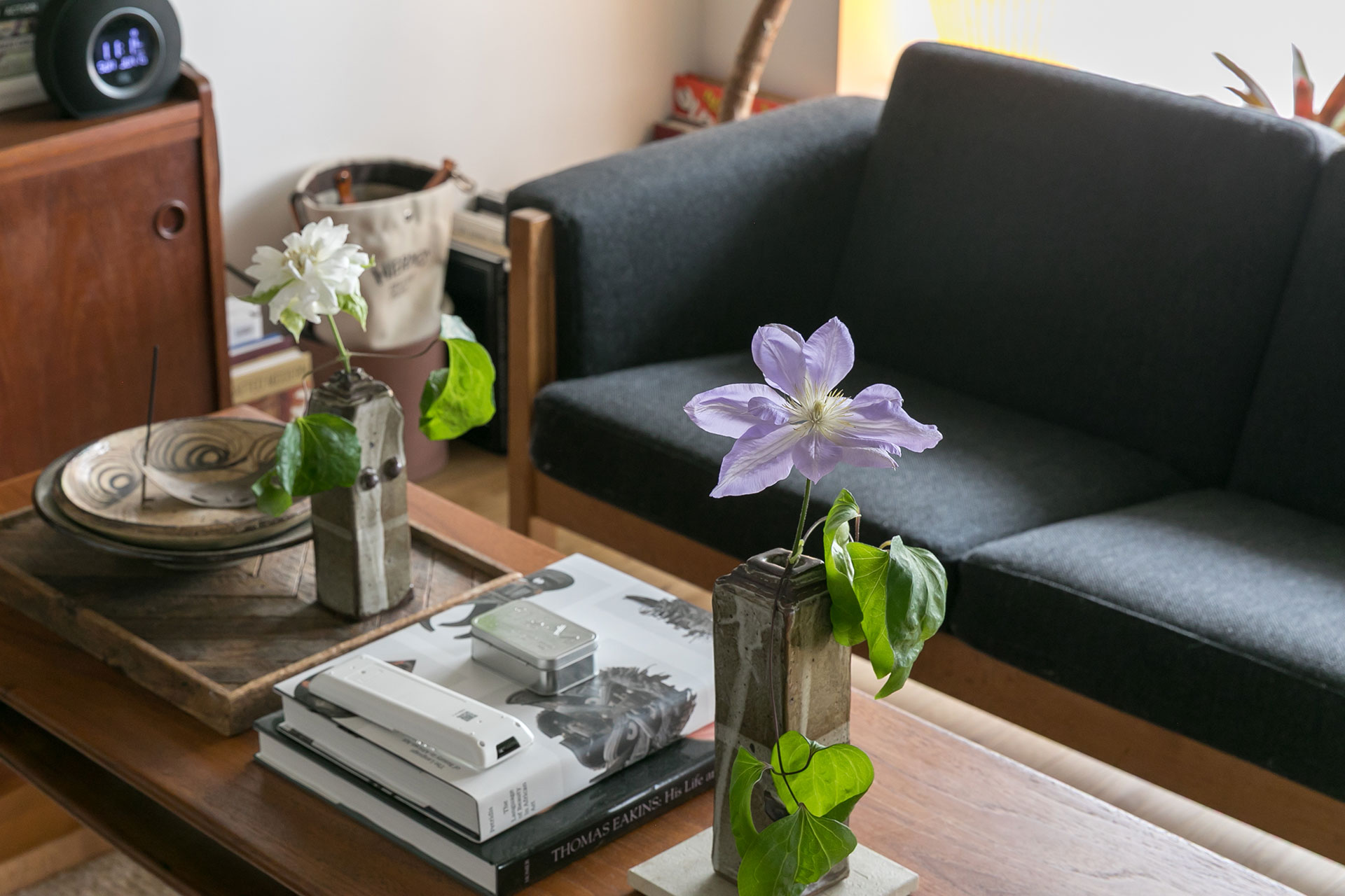 いつも花を絶やさない。Oさんが買い集めた花瓶に、Kさんがお気に入りの近所の花屋さんで購入する花を活けている。