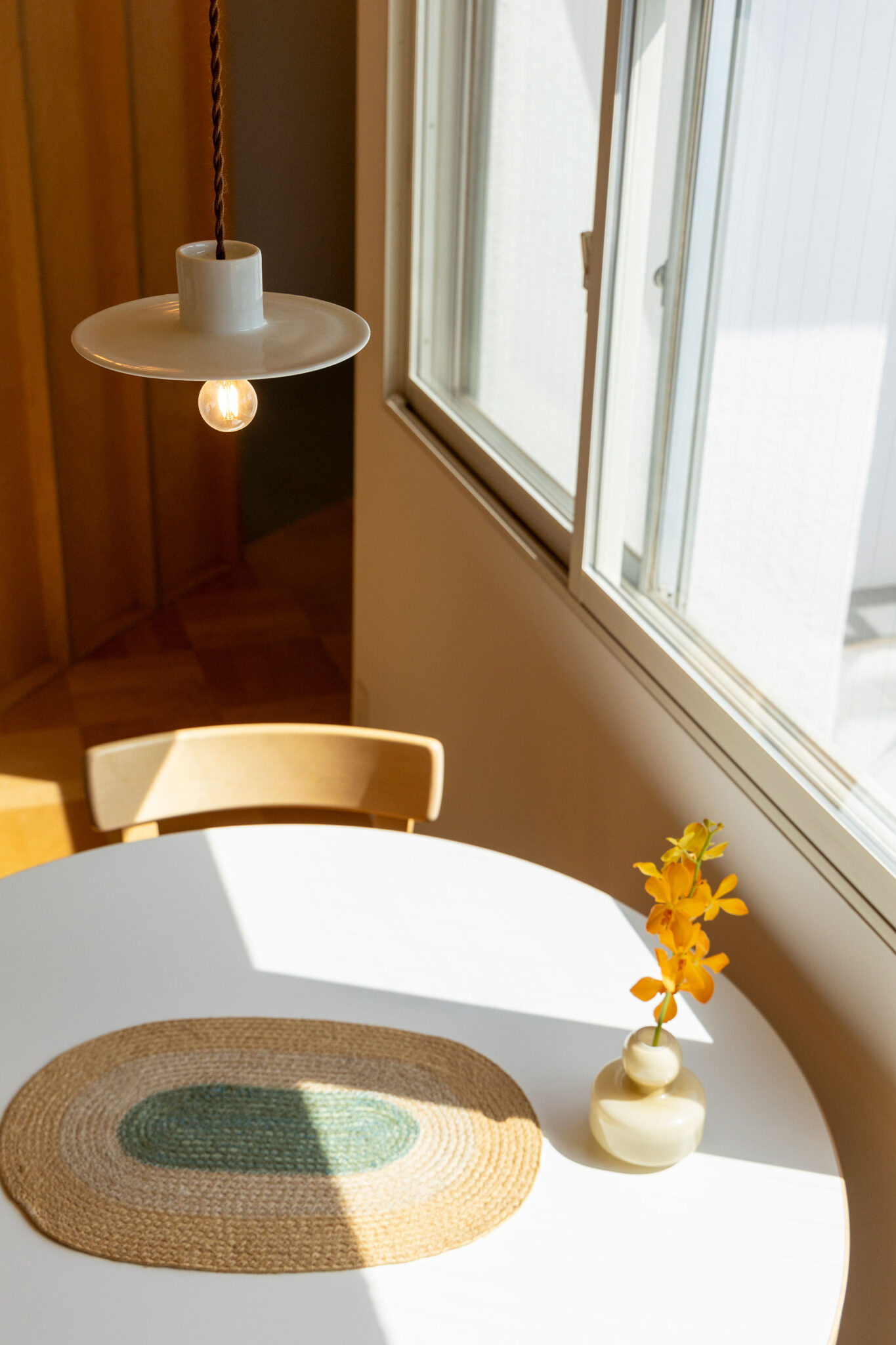 ダイニングテーブルはアルヴァ・アアルトのartek。ペンダントライトは鹿児島の陶芸作家、城雅典さんの作品。