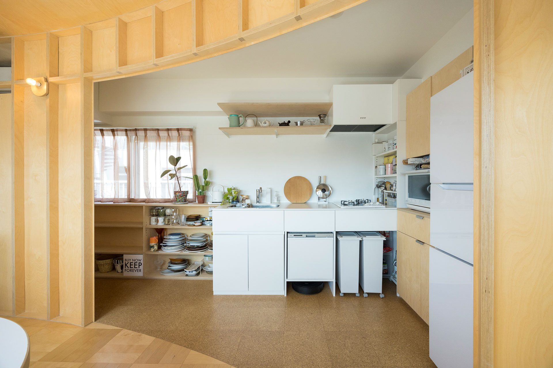 キッチンはtoolbox。「なるべくコンパクトにまとめました」。食洗機の下にルンバの基地を設置。