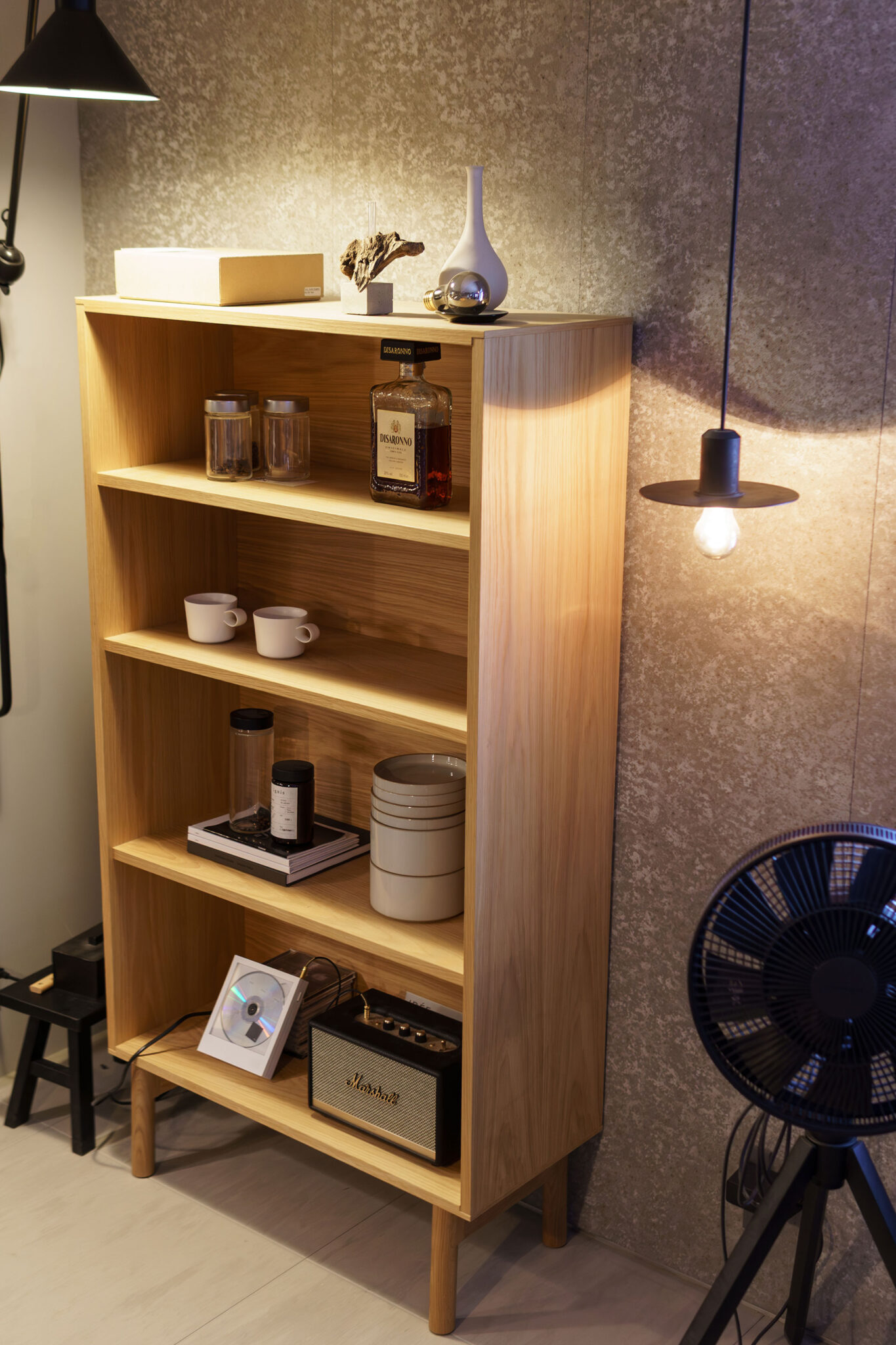 ディスプレイ棚はIDEEの「STILT SHELF 」。