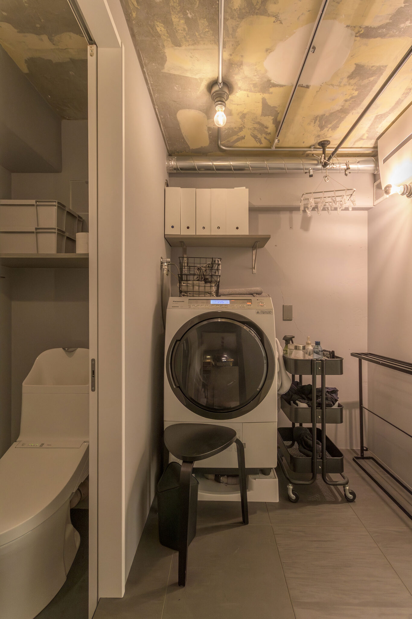 隣の扉を開くと、ランドリースペース、浴室、トイレへと続く。