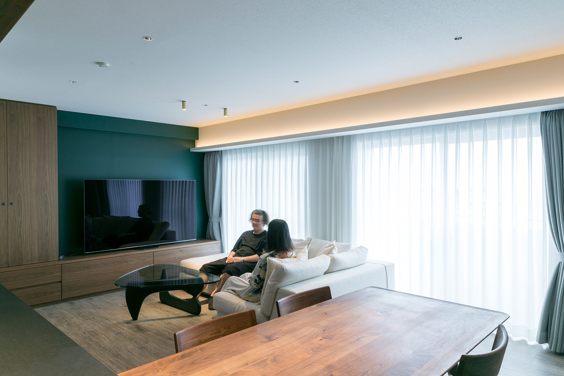 家族全員が一番気に入っているというリビングダイニング。元は和室と洋室の2部屋だったのをつなげ、約15畳の空間をつくった。「イサムノグチ」のコーヒーテーブルはご夫妻が長く愛用しているもの。「Minotti」のソファはご主人のお客さまが譲ってくださったそう。
