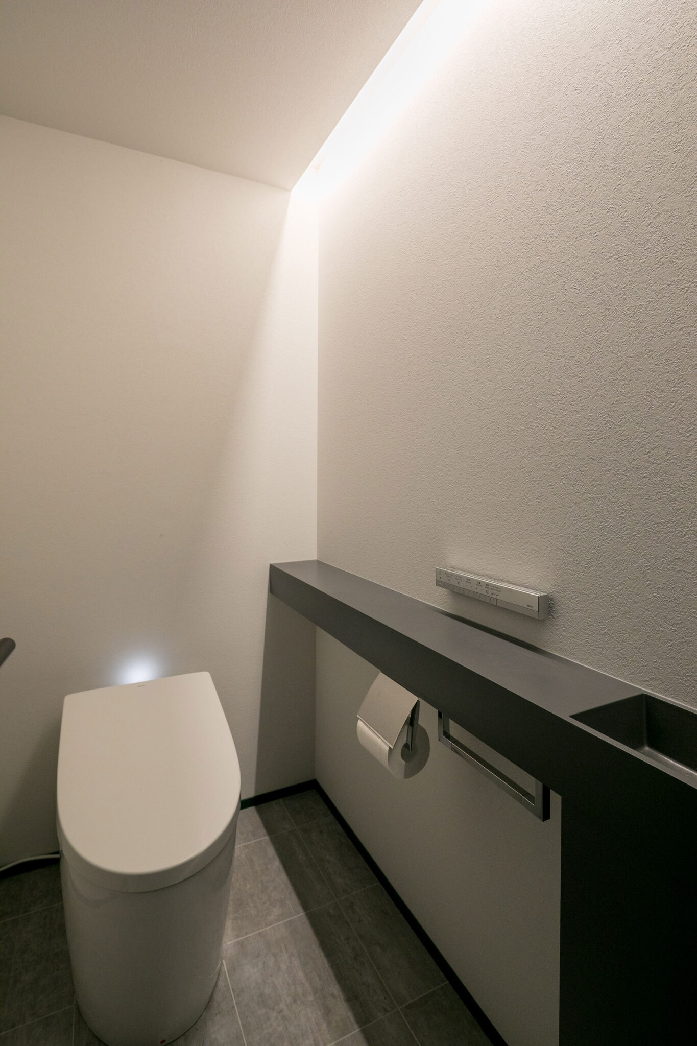トイレにもライン状の間接照明を仕込み、ホテルライクな雰囲気に。