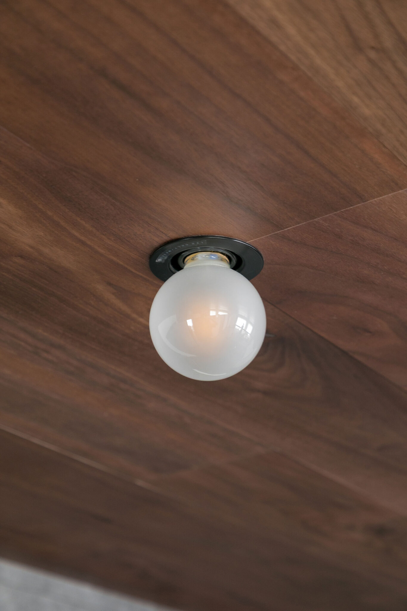 キッチンの照明には、きれいなグラデーションのかかった灯りを演出してくれるLEDのフィラメント電球を選んだ。