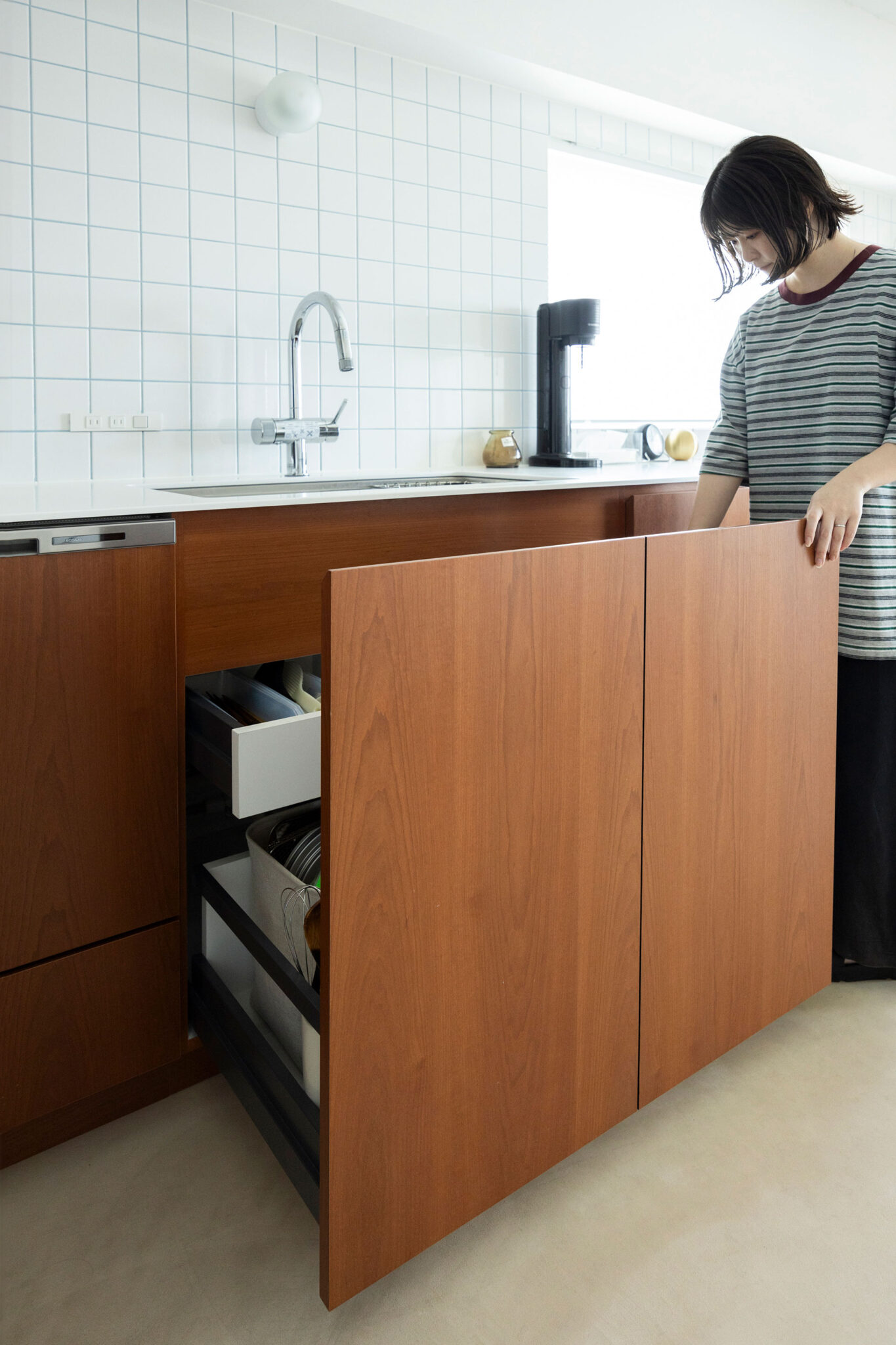 縦にラインを入れて観音扉に見せつつも、中は使いやすい引き出し式。デザイン性と使い勝手が両立されている。