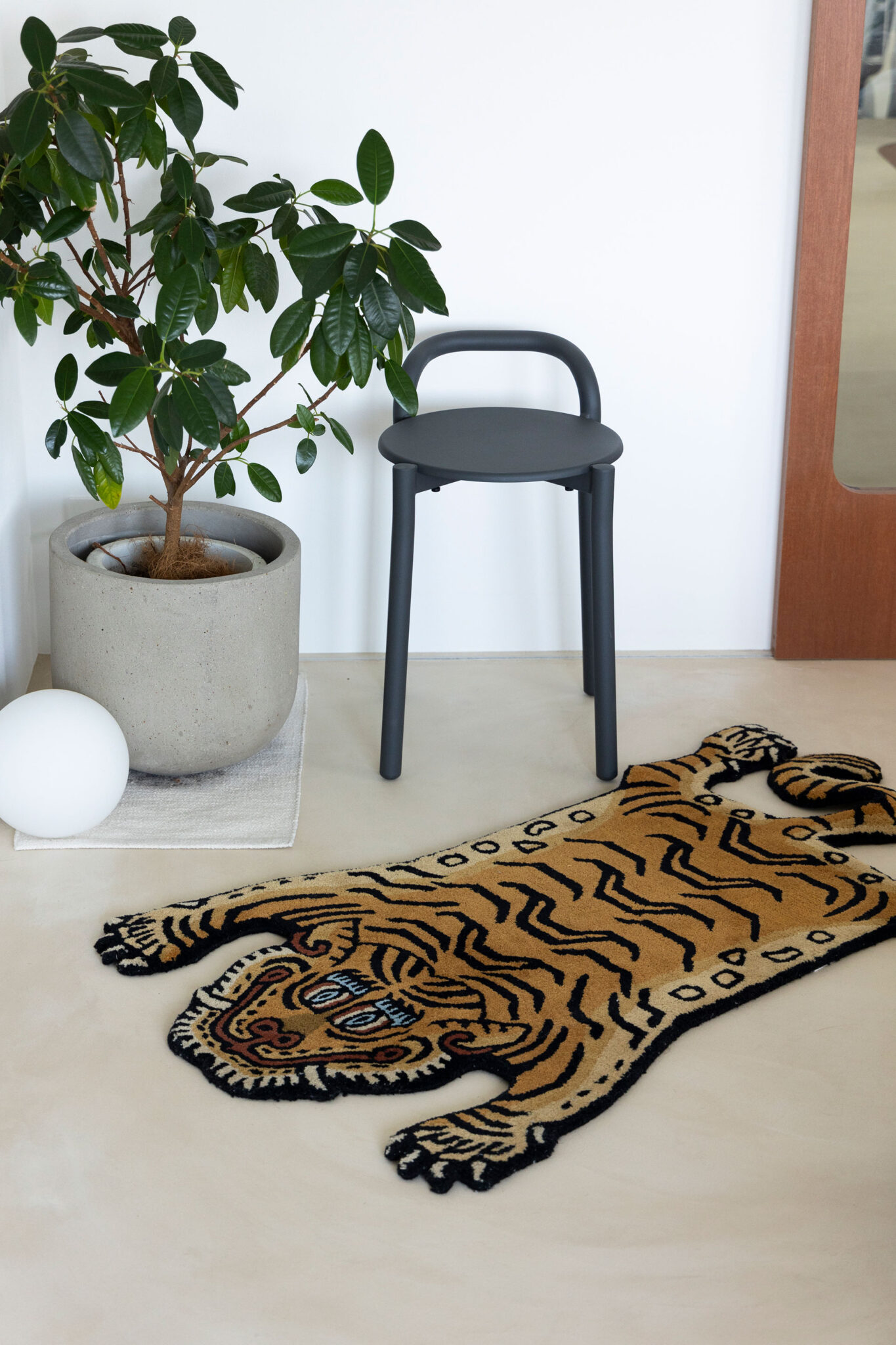 JOURNAL STANDARD FURNITUREで、一目惚れして購入したチベタンタイガーラグ。