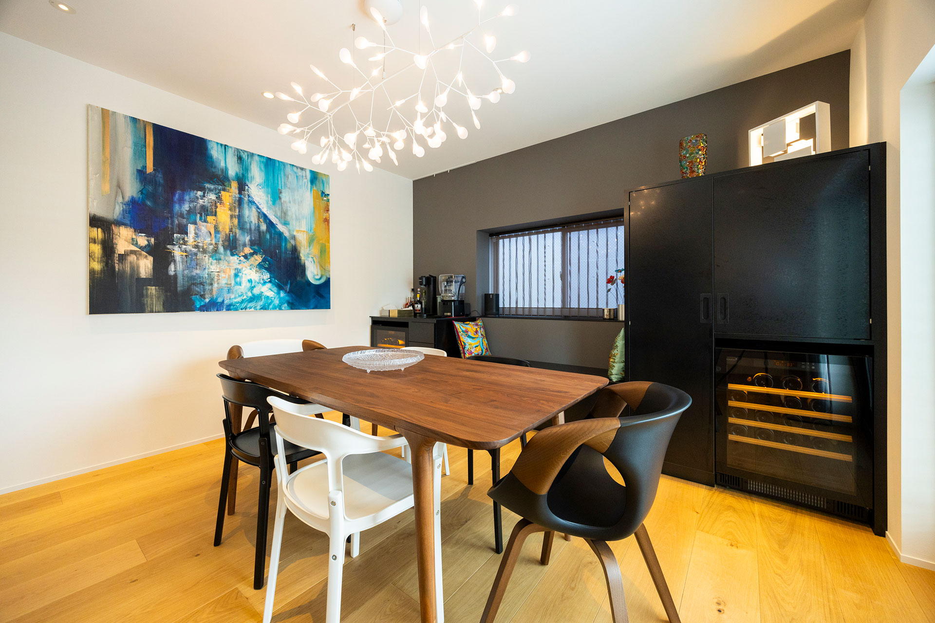渋谷の街並を抽象画で表現した、真田将太朗のアートや、イタリアブランドの選び抜かれた家具が彩るダイニングエリア。