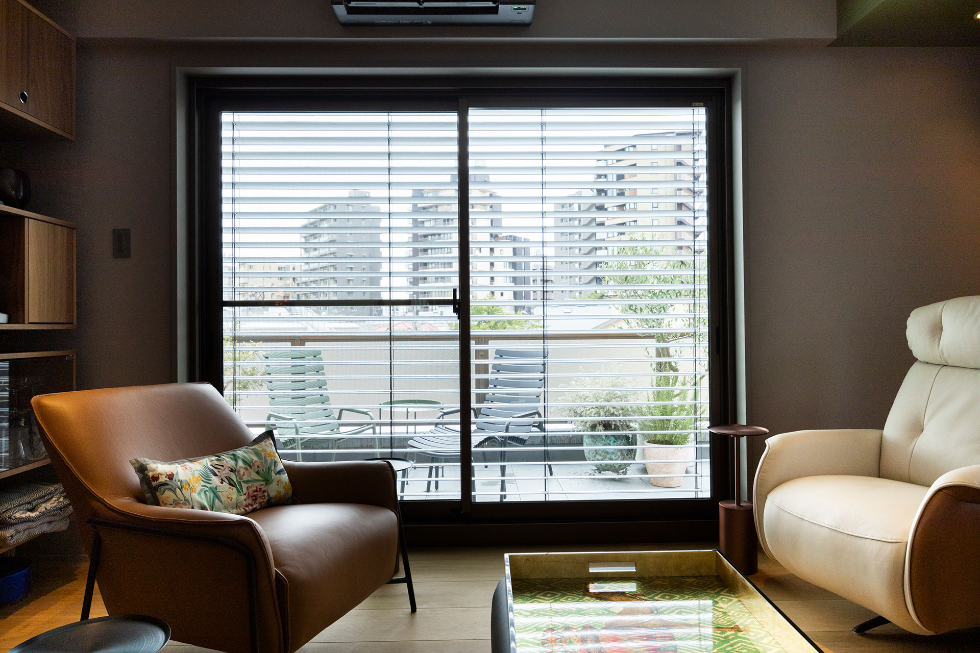 ゆったりと過ごせるリビング。広々としたバルコニーでBBQも楽しめる。カーテンの替わりに、ベランダ側に電動式のブラインドを取り付けた。エネルギー効率もUP。