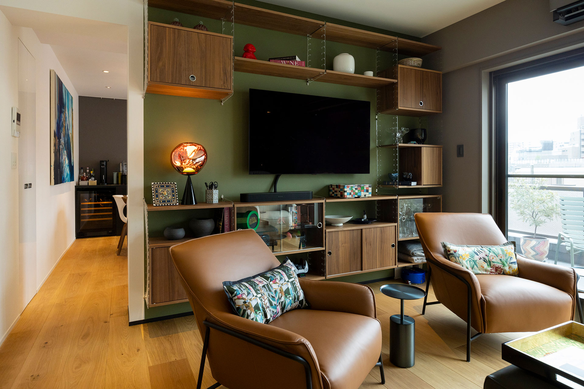 パブリック側であるリビングとダイニングキッチンは仕切りなくつながっている。総面積は76.76㎡。