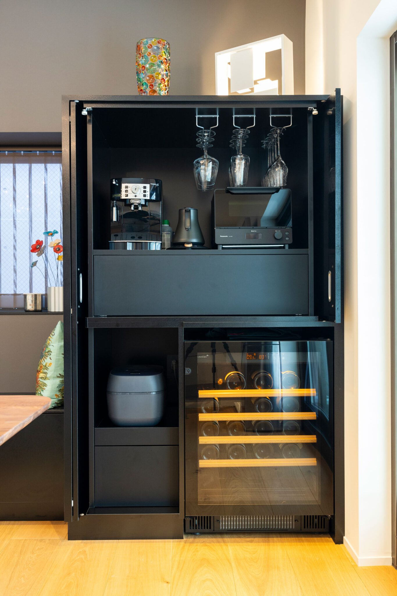 扉を垂直収納できる造作のカップボード。排気口が前にあることなどから、美しく収められるEuroCaveのワインセラーを内蔵。