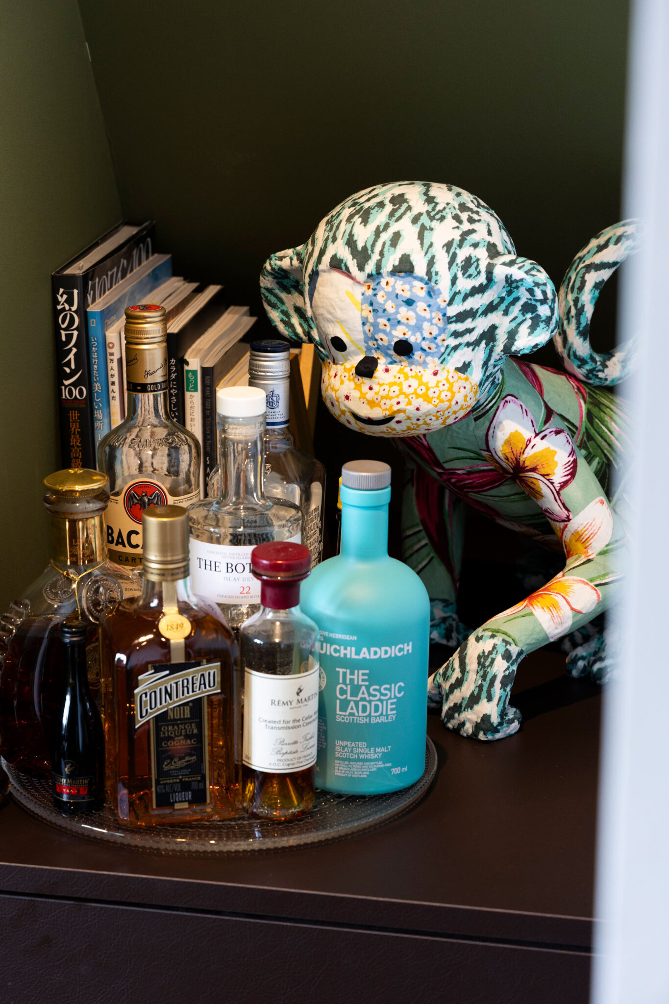 バリ島で購入した猿の縫いぐるみ。パッチワークがかわいい。