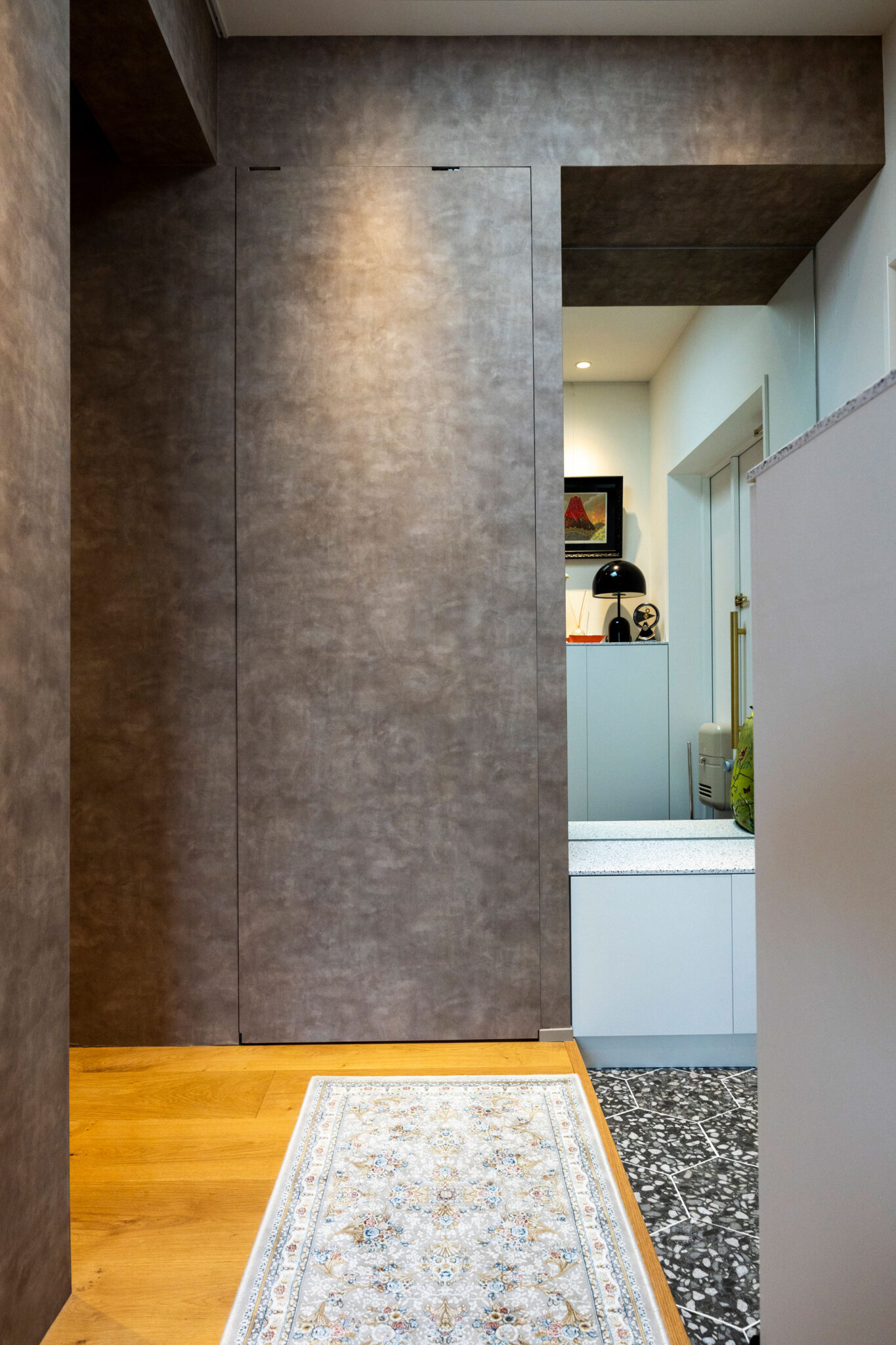 壁と一体化させた隠し扉。光の具合でゴールドっぽく輝く壁紙を選んだ。