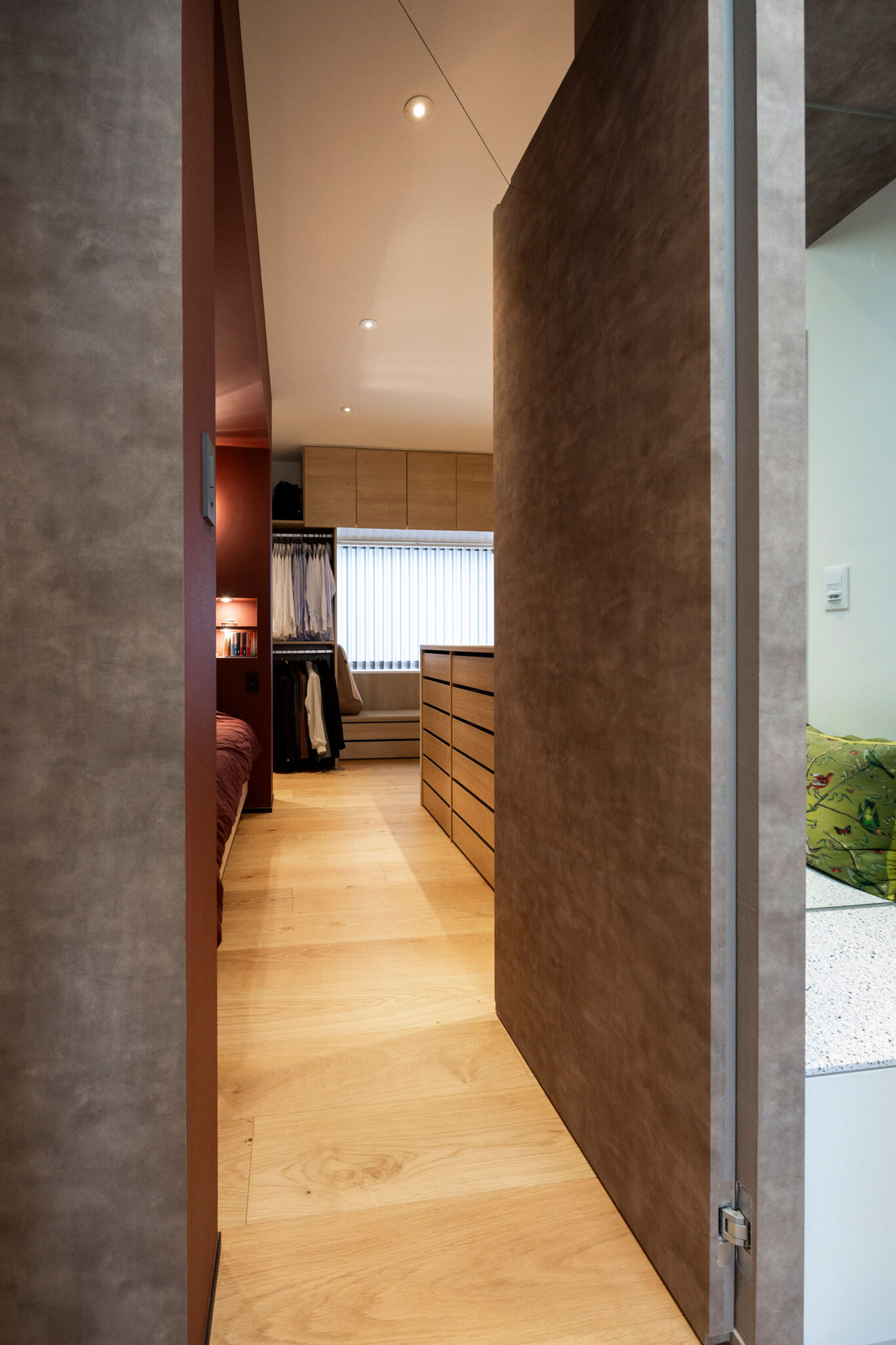 隠し扉の奥がプライベートスペース。床は美術館でも使われる、傷のつきにくい無垢のオークで統一。