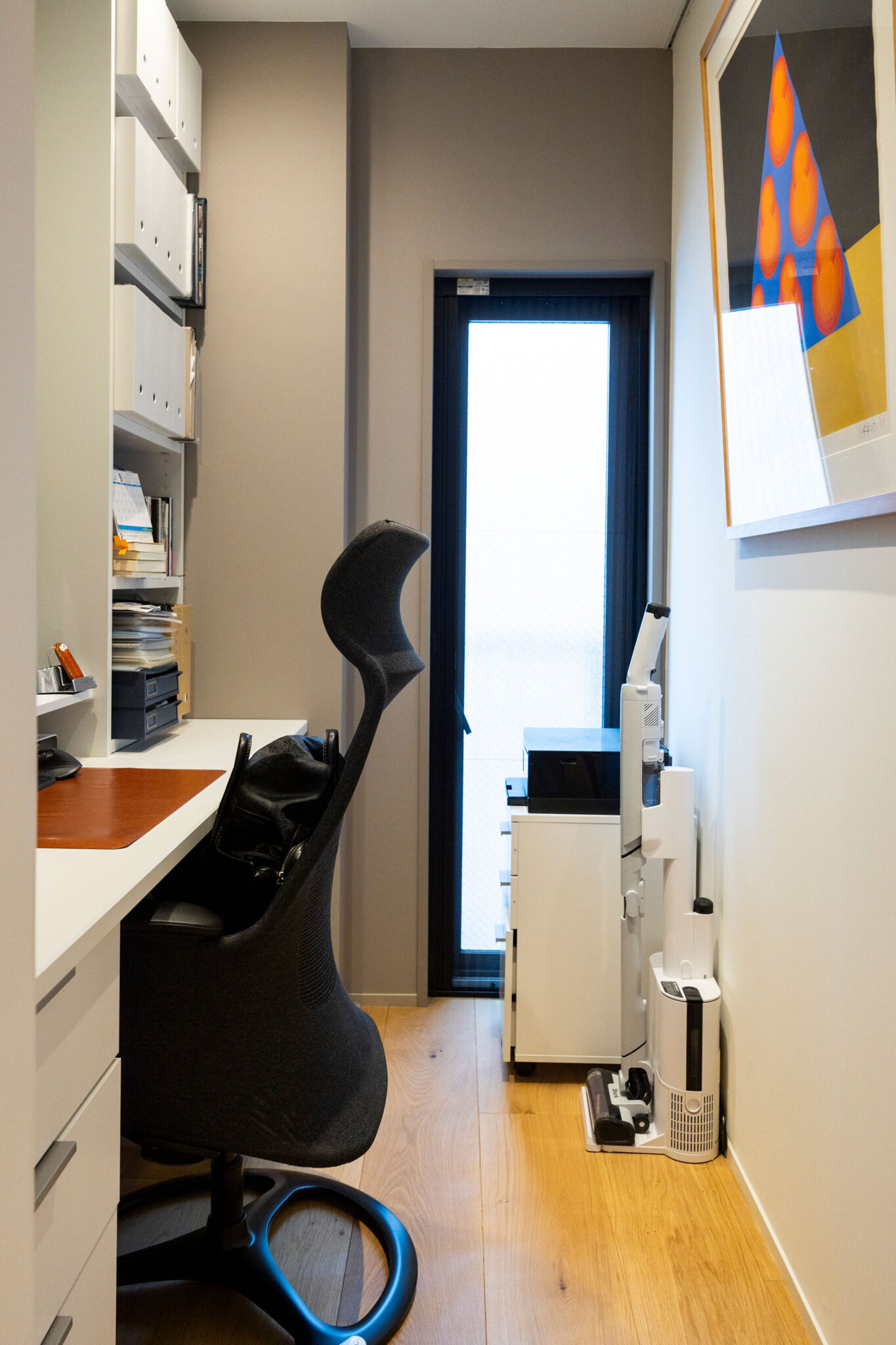 ほどよく籠もり感のあるワークスペース。机や棚も造作した。