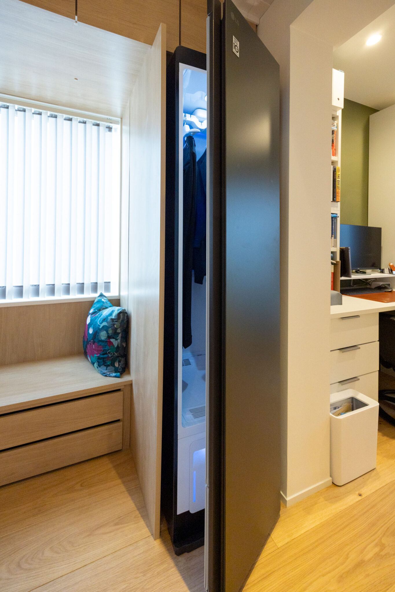 衣類ケア家電LG Stylerを置く場所も設計時に考慮。手前にベンチが造作されている。