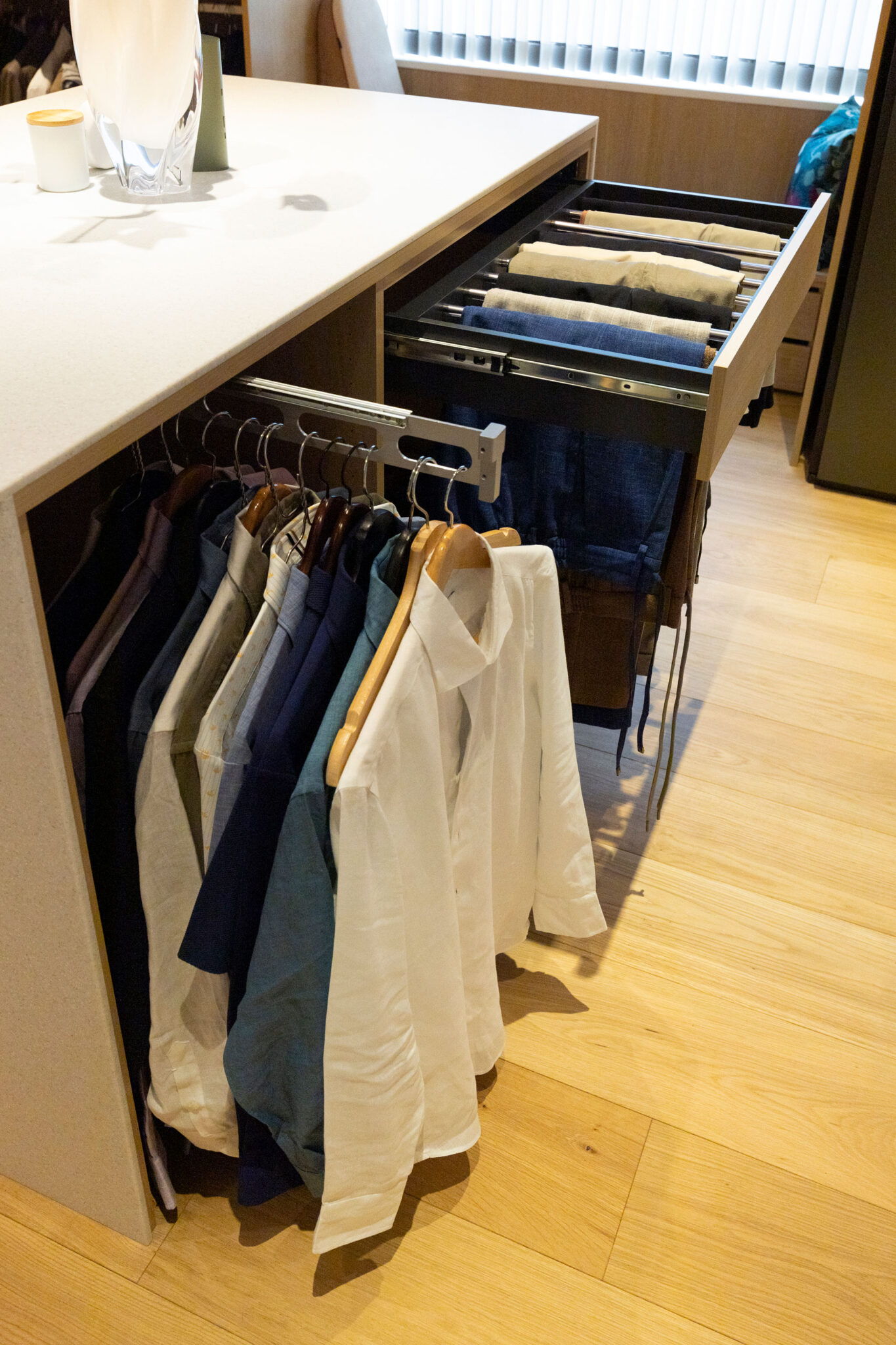 アイランド収納の反対側は見て選べるよう、掛ける収納に。