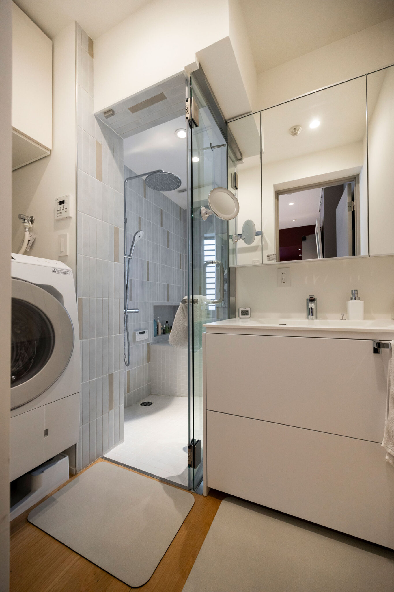 清潔感のある白で統一した水廻り。洗面台も造作した。