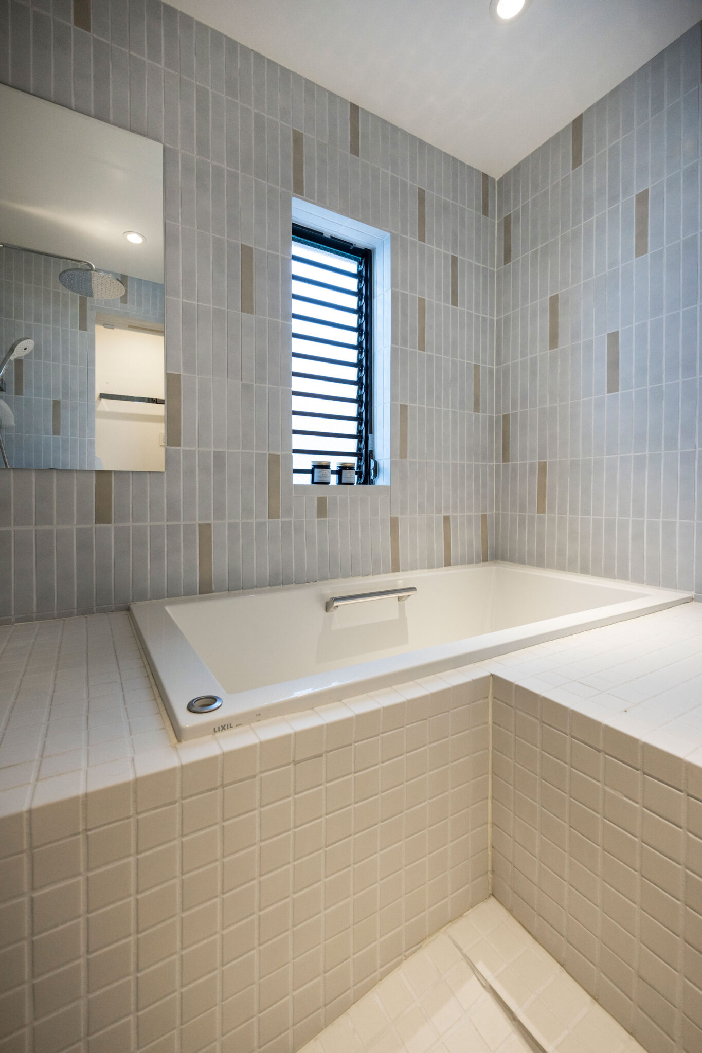 タイルの貼り方に工夫を凝らしたバスルーム。