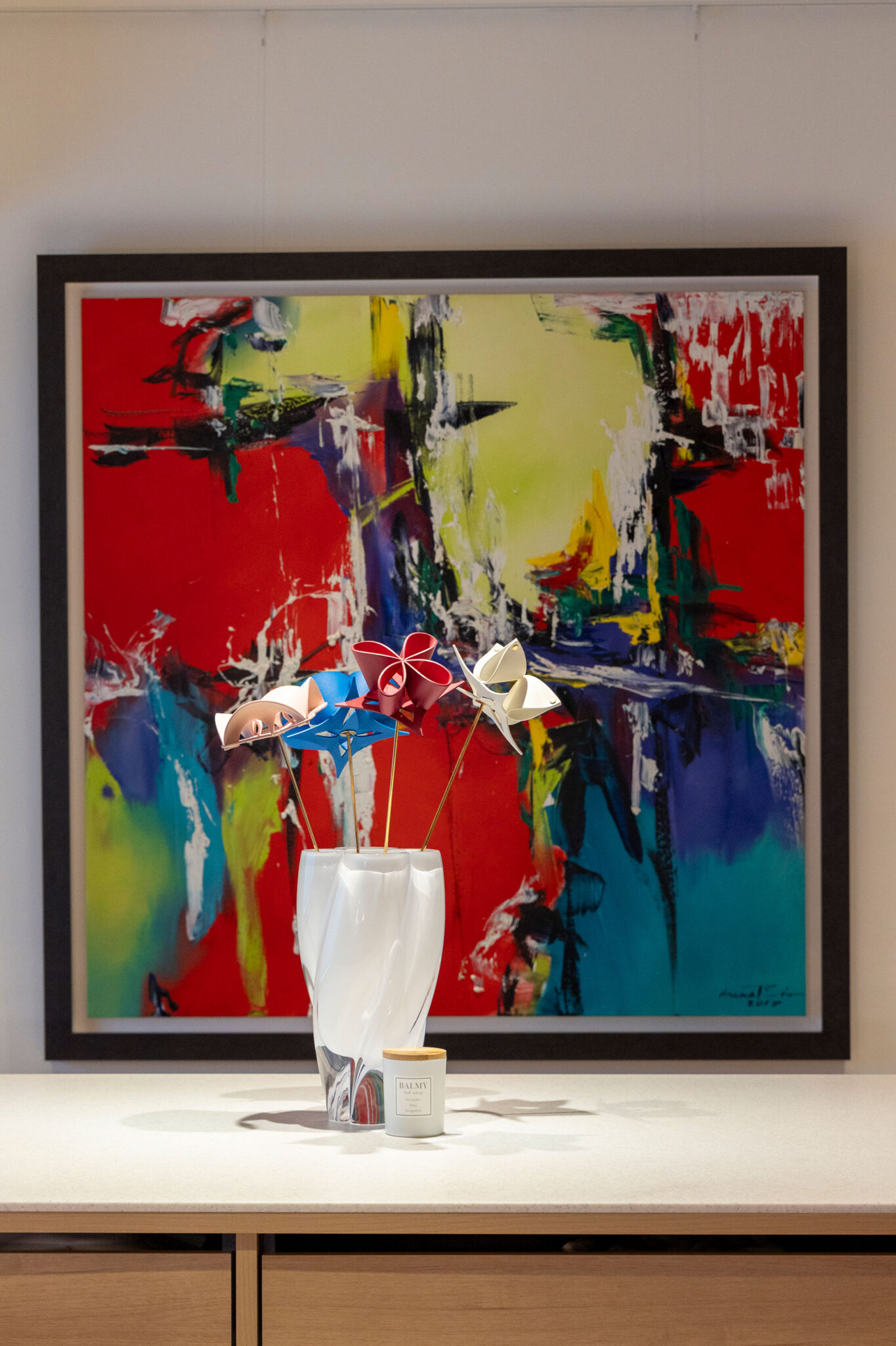 タイ・プーケットの作家の、現地ギャラリーで購入したアート。手前のヴィトンの革製の花と色をリンクさせている。