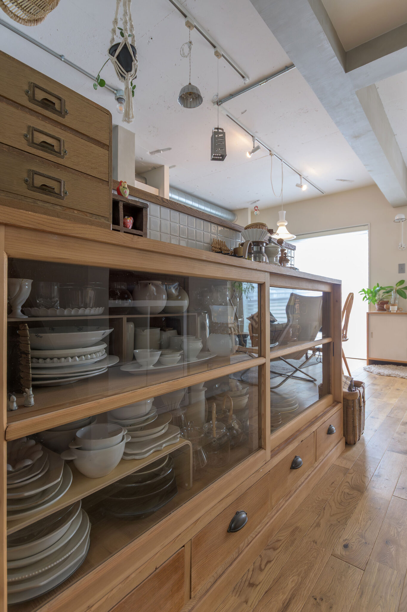 キッチン前に置いた水屋箪笥は、古家具店「DEMODE FUKUNAKA」で購入。