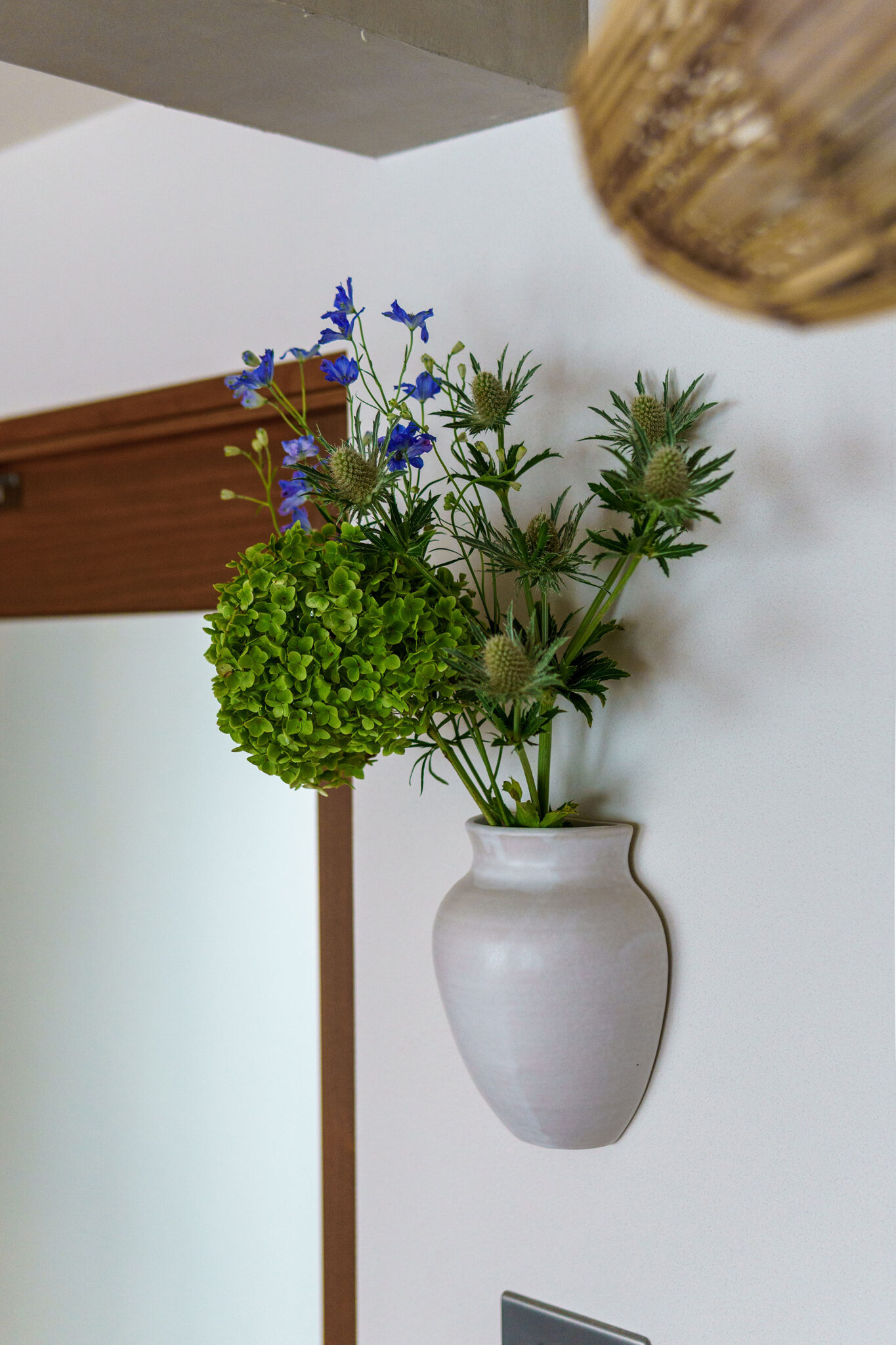 壁掛けタイプのフラワーベースは、「NOTA_SHOP」の「WALL POT」。