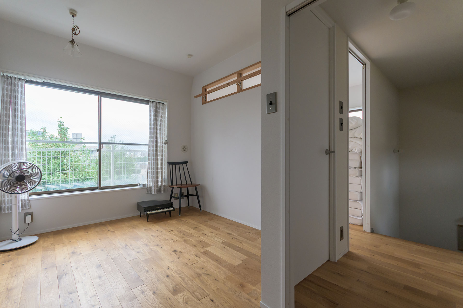 ２階の子ども部屋。将来２部屋に分けられるようドアを２箇所につけた。