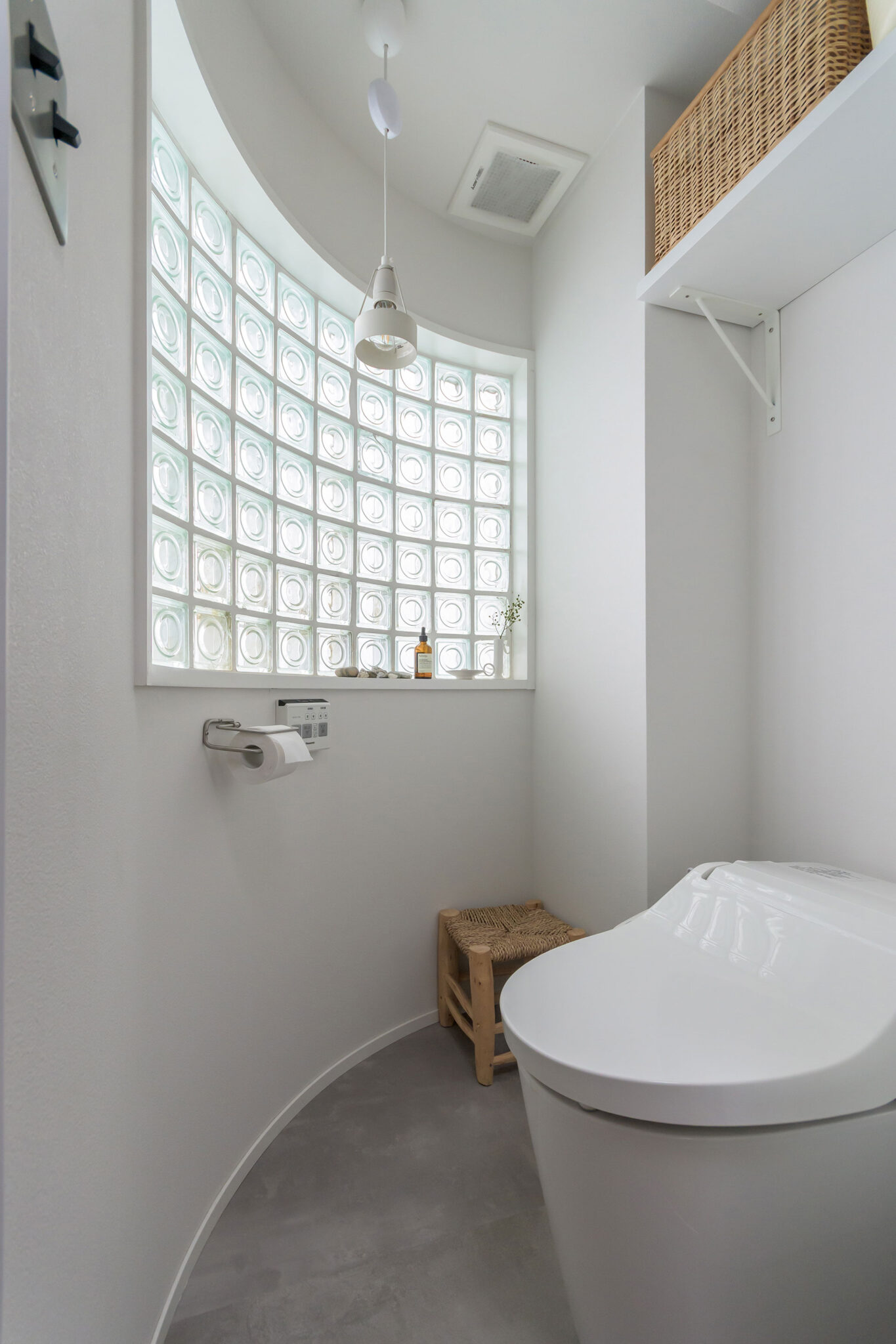 トイレのガラスブロックは、マンションの共用部。ゆかりさんが気に入ったポイントの１つ。