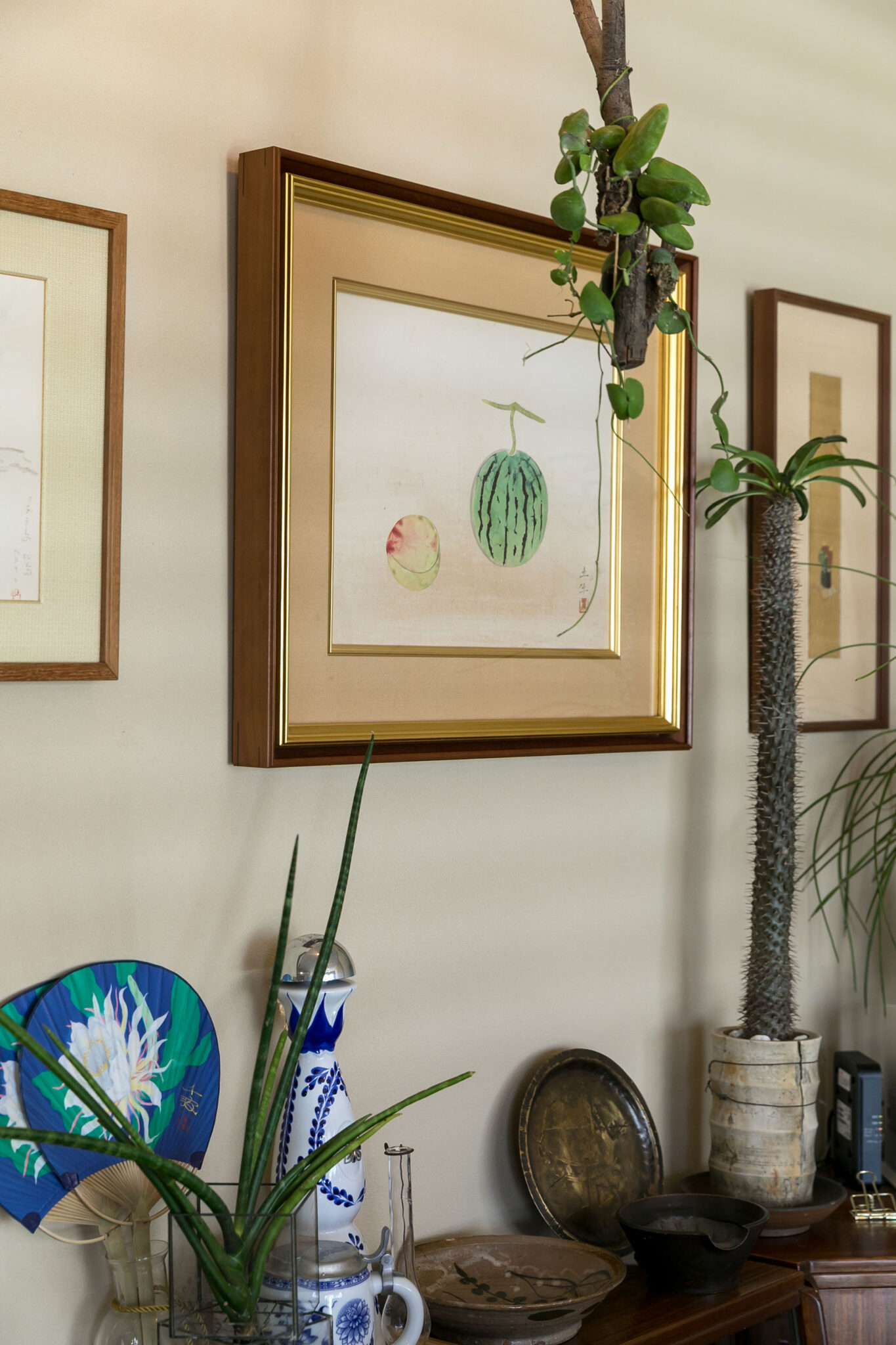 家のあちこちに絵が飾られている。スイカの絵は奥村土牛。