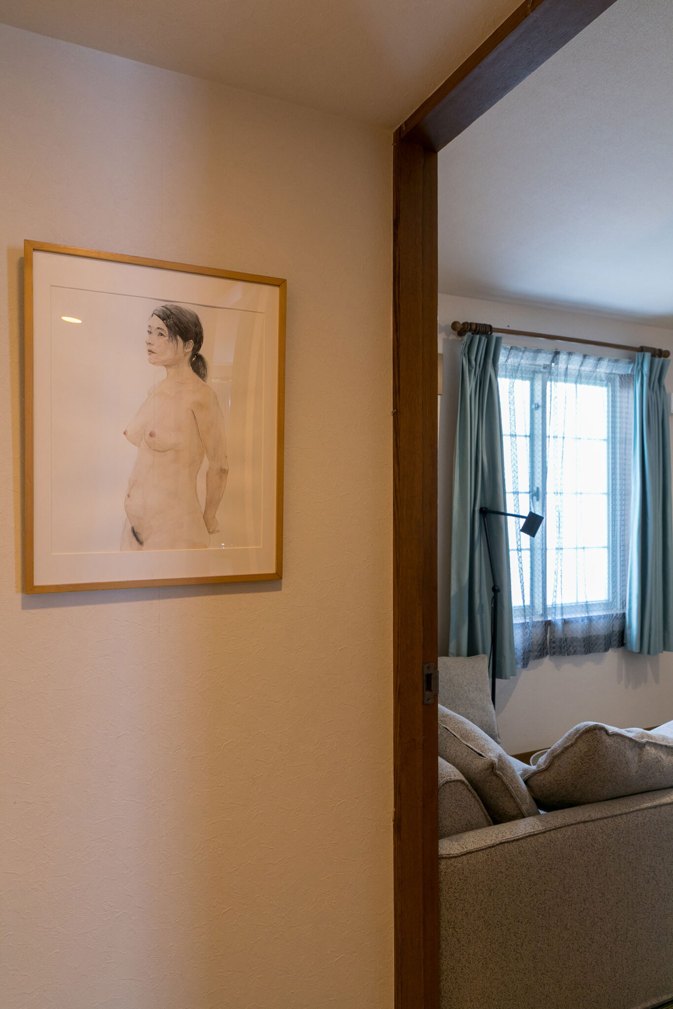 2階の1室は、奥さまのリモートワークの場として使っている。壁の裸婦の絵はTさんが描いたもの。