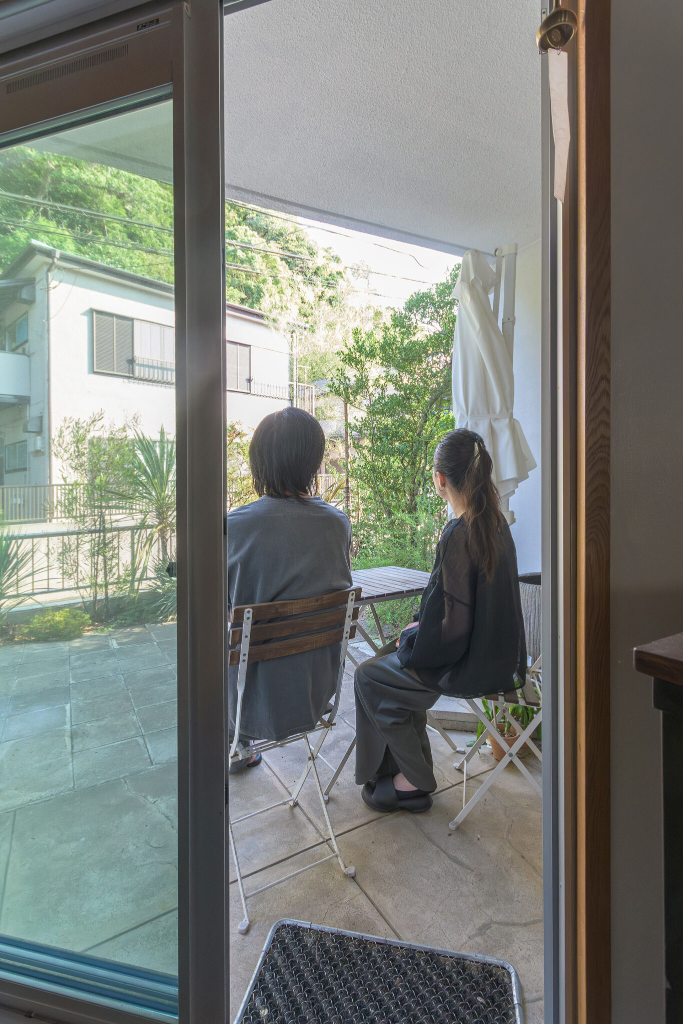 マンションの各戸に専用庭がある。