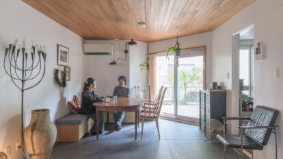 都心から湘南へ移住した夫婦 テラスハウス型マンションを 3度のリノベでアップデート