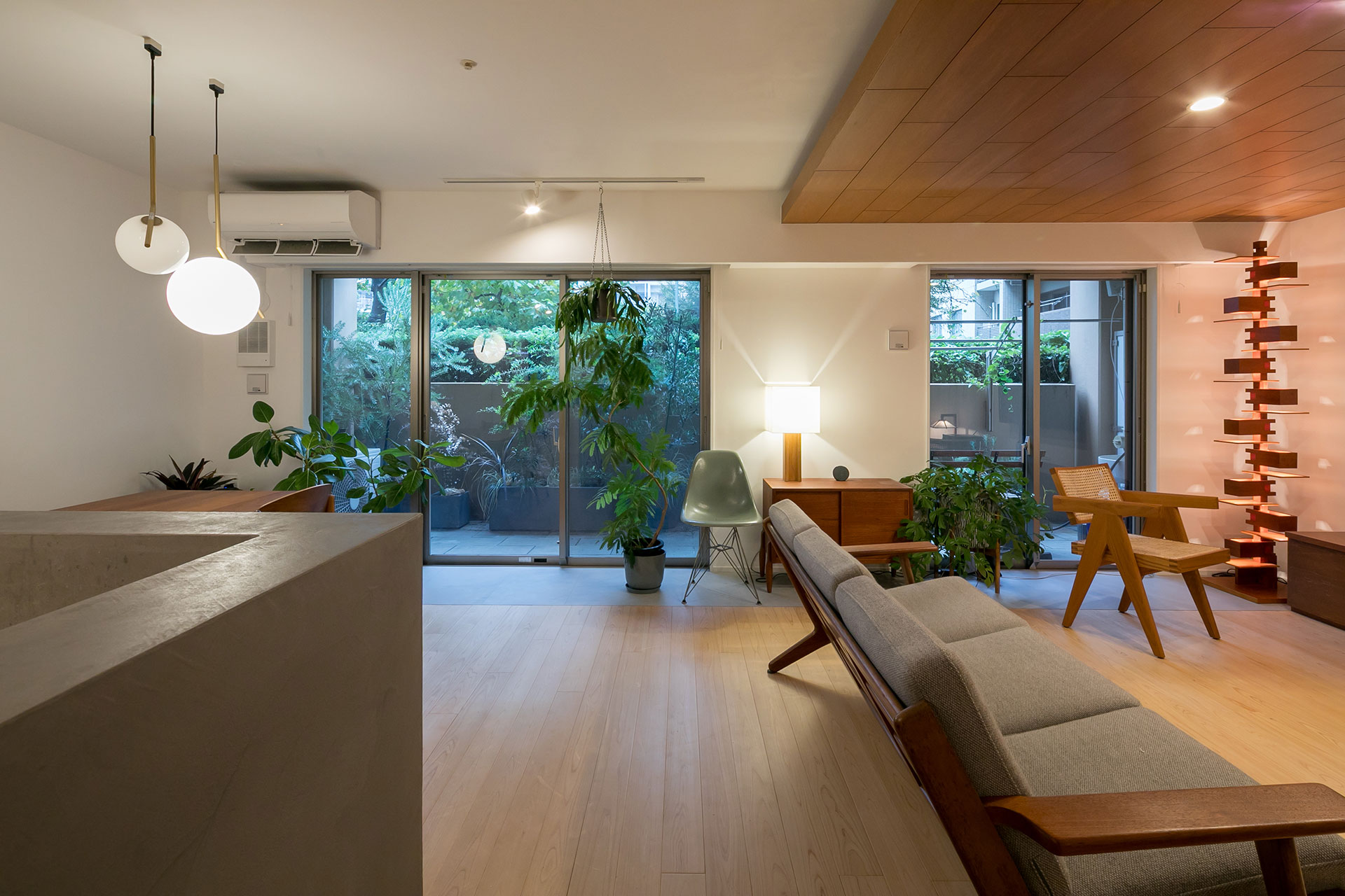 左がノルディック、右がミッドセンチュリーと、家具と建材を使った絶妙なゾーニングによって異なるスタイルが自然と交わる。